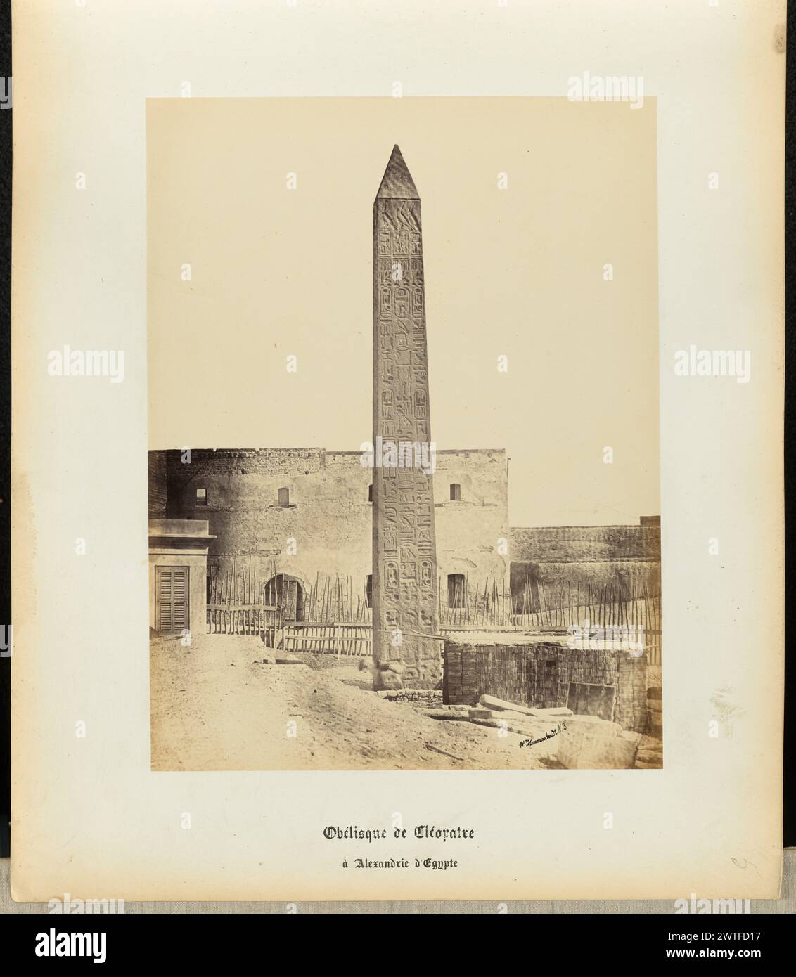 Aiguille de Cléopâtre, Alexandrie, Egypte. Wilhelm Hammerschmidt, photographe (allemand, né en Prusse, mort en 1869) années 1860 obélisque dédié à Cléopâtre qui se dresse beaucoup plus haut que les bâtiments environnants et a des hiéroglyphes à bas relief sculptés à l'extérieur. (Recto) en haut à droite, au crayon : '6' ; (verso) en bas à gauche, au crayon : 'A32.17 (Hammer)' Banque D'Images