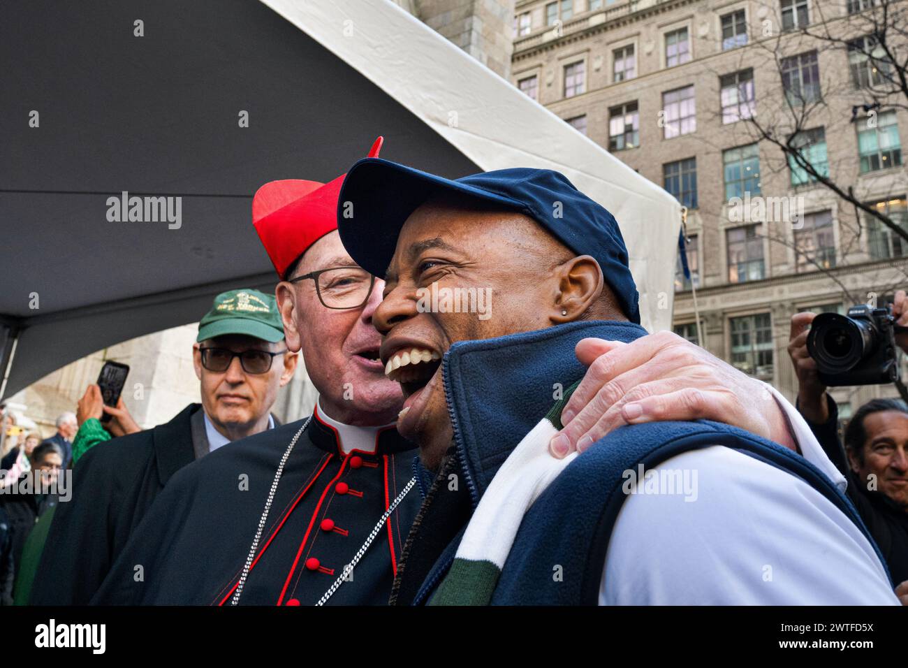 New York, New York, États-Unis. 16 mars 2024. L'archevêque de New York, TIMOTHY MICHAEL DOLAN, salue les marcheurs et les dignitaires, dont le maire de New York, ERIC ADAMS, lors des réunions annuelles de New York Patrick's Day Parade le long de la 5e avenue de la ville. (Crédit image : © Laura Brett/ZUMA Press Wire) USAGE ÉDITORIAL SEULEMENT! Non destiné à UN USAGE commercial ! Banque D'Images