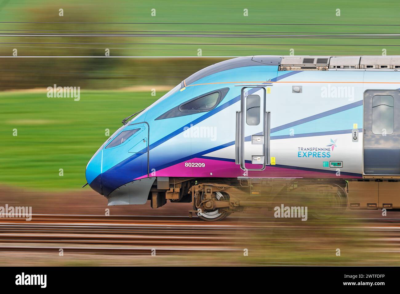 TransPennine Express Azuma train passant par Colton Junction près de York, Yorkshire du Nord, Royaume-Uni Banque D'Images