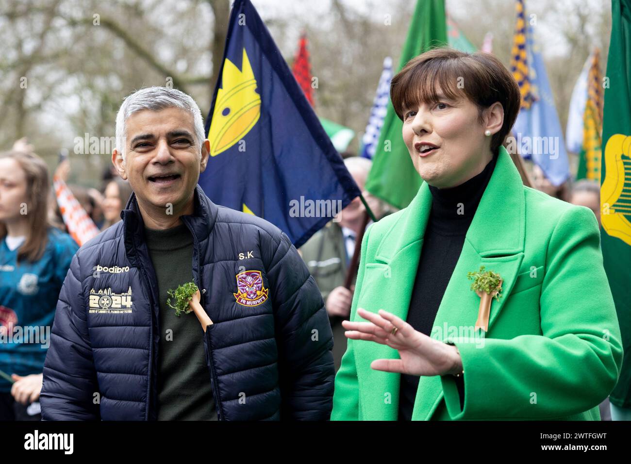 Londres, Royaume-Uni. 17 mars 2024. Le maire de Londres, Sadiq Khan (à gauche) et la ministre irlandaise de l'éducation, Norma Foley (à droite), sont vus devant le défilé de célébration de la Saint Patrick à Londres. Des milliers de personnes s'habillent en vert et se joignent à la célébration annuelle du défilé de la St Patrick dans le centre de Londres. Le jour de la Saint Patrick, ou fête de la Saint Patrick, est une fête religieuse et culturelle irlandaise qui a lieu le 17 mars à la date traditionnelle de la mort de Saint Patrick. Crédit : SOPA images Limited/Alamy Live News Banque D'Images