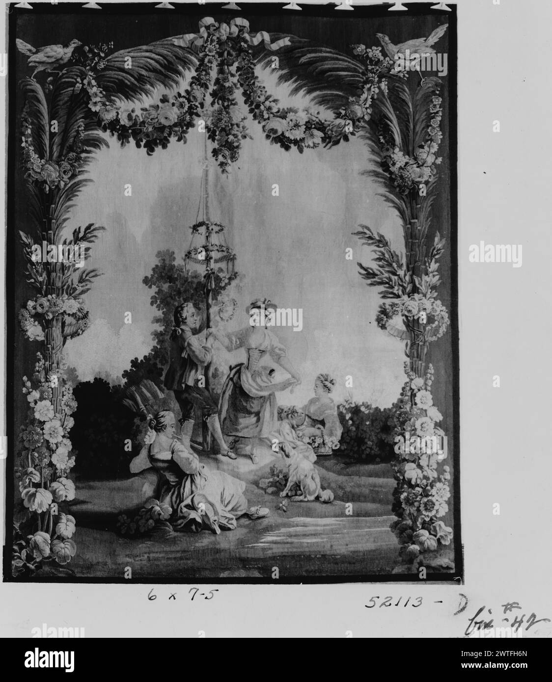 Maypole dance. Huet, Jean-Baptiste (français, 1745-1811) (dessiné après) [peintre] c. 1785-1800 tapisserie dimensions : H 7'5' x l 6' tapisserie matériaux/techniques : inconnu culture : Centre de tissage français : Aubusson histoire de propriété : famille de Luze, Bordeaux, France. Alfred de Luze, France, 1912. Herbert, premier baron Michelham, Strawberry Hill, Londres, 1919. Lady Michelham, Paris, 1927. Capitaine Jefferson Davis Cohn, vers 1946. Lady Cunliffe-Owen, 1956 ans. French & Co acheté à Lady Cunliffe-Owen, reçu le 4/1952 ; vendu au North Carolina Museum of Art, Raleigh, le 1/30/1956. États-Unis, Nort Banque D'Images