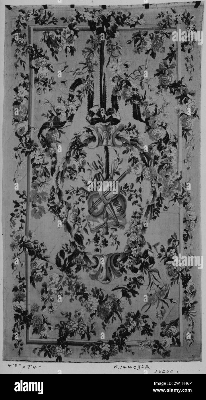 Trophée musical en couronne florale. Unknown c. 1775-1800 dimensions de tapisserie : H 7'4' x W 4'2' matériaux/techniques de tapisserie : inconnu culture : Centre de tissage français : Aubusson historique de propriété : French & Co. acheté à Henry Symons, facturé le 29/11/1929, 2 d'entre eux probablement vendus à MRS F. B. Hoffman, le 15/2/1958, et un vendu à Azure International le 18/7/1959. Couronne florale ovale entourant un trophée musical, suspendue à un cadre en guirlande de fleurs par ruban French & Co. feuille de stock dans les archives, 35258-c travaux connexes : panneaux dans le set : GCPA 0238856-0238859, 0184431 Banque D'Images