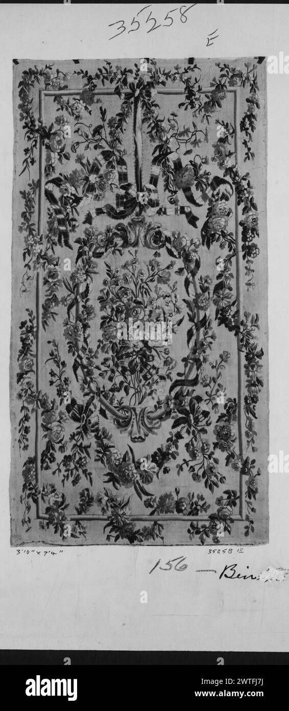 Bouquet floral en couronne florale. Unknown c. 1775-1800 dimensions de tapisserie : H 7'4' x l 3'10' matériaux/techniques de tapisserie : inconnu culture : Centre de tissage français : Aubusson historique de propriété : French & Co. acheté à Henry Symons, facturé le 29/11/1929 ; 2 d'entre eux probablement vendus à MRS F. B. Hoffman, le 15/2/1958, et un vendu à Azure International le 18/7/1959. Couronne florale ovale enfermant un bouquet floral, suspendue à un cadre garni de fleurs par un ruban. French & Co. feuille de stock dans les archives, 35258-e travaux connexes : panneaux dans le set : GCPA 0238856-0238859, 0184431 Banque D'Images
