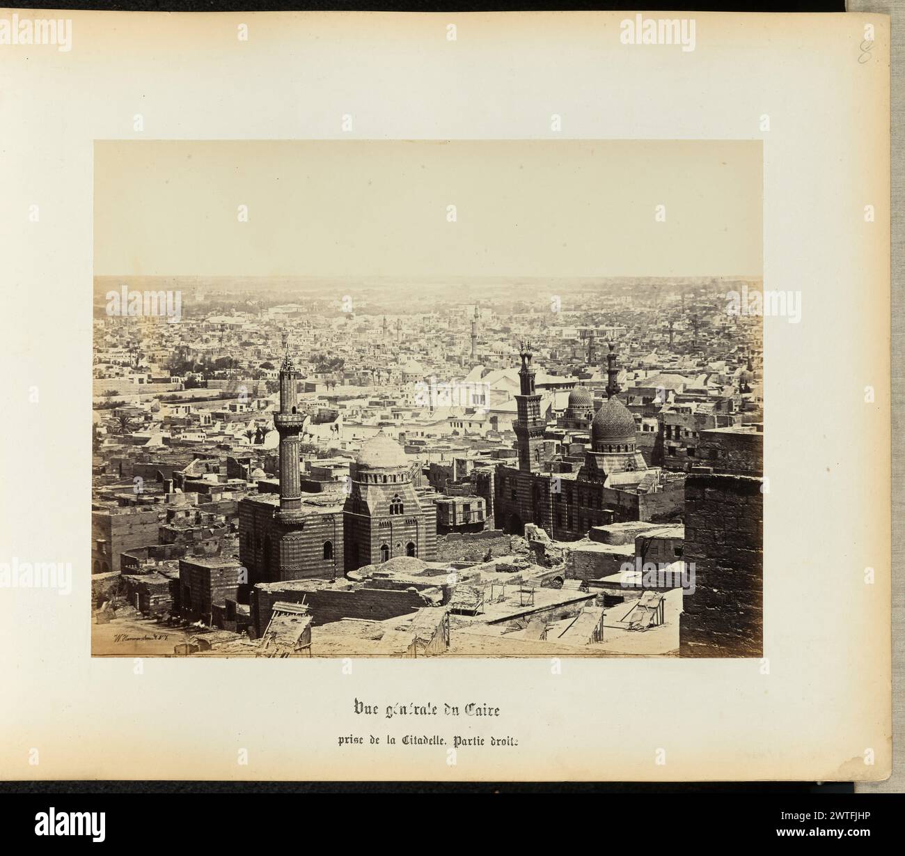 Le Caire : vue sur la Citadelle et la partie droite de la ville. Wilhelm Hammerschmidt, photographe (allemand, né en Prusse, mort en 1869) années 1860 Une vue de la ville du Caire depuis un point de vue élevé. La citadelle de Saladin est proéminente et centrée au premier plan. (Recto) en haut à droite, au crayon : '8' ; (verso) en bas à gauche, au crayon : 'a 32. 20 (marteau)'; Banque D'Images