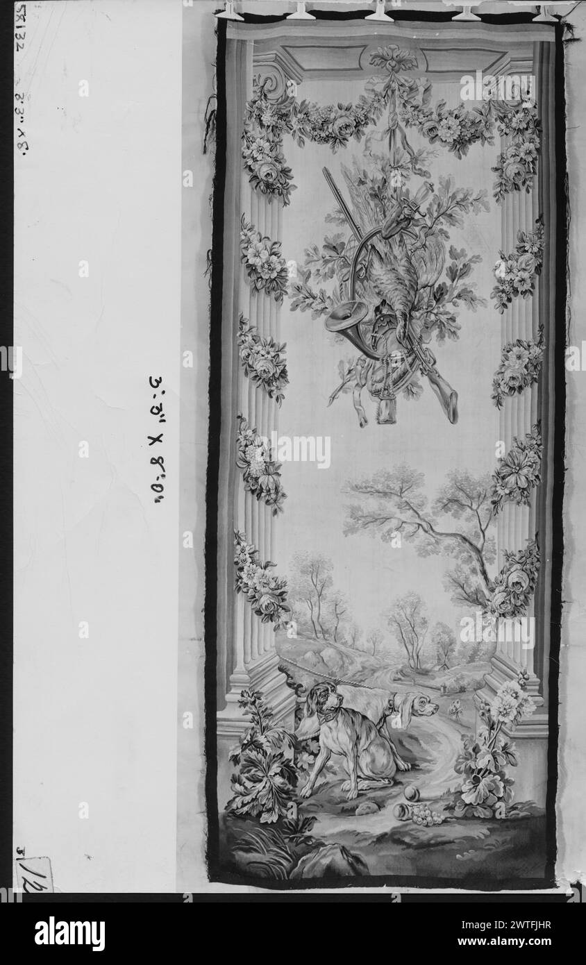 Paire de chiens et papillon au-delà d'un portique garni. Oudry, Jean-Baptiste (français, 1686-1755) (dessiné après) [peintre] Huet, Jean-Baptiste (français, 1745-1811) (dessiné après) [peintre] c. 1775-1800 tapisserie dimensions : H 8' x l 3'3' tapisserie matériaux/techniques : inconnue culture : Centre de tissage français : Aubusson histoire de propriété : Français & Co. acheté de Schneider, reçu le 26/1956 ; vendu à V. [Vigo] & C. [Charles] Sternberg 1/31/1963. Avec un trophée de chasse suspendu comprenant de la volaille, l'imprimé noir et blanc suggère une date de fin du 18ème siècle pour cette tapisserie. Cependant, on ne peut jamais être ce Banque D'Images