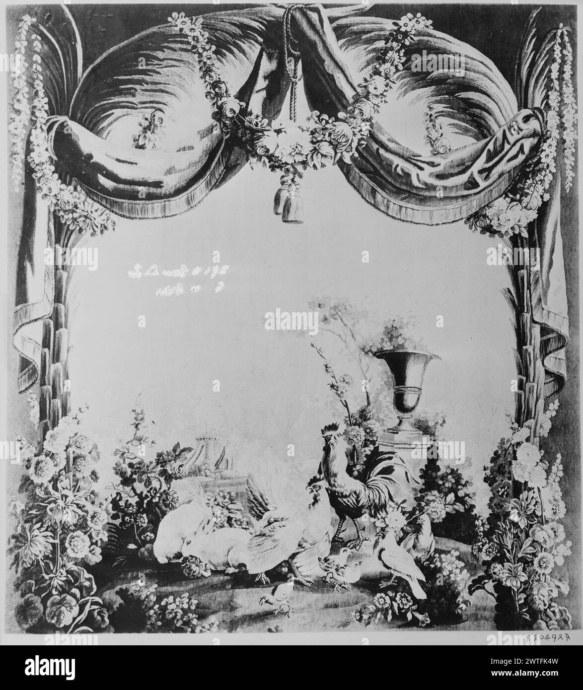 Volaille et lapins. Huet, Jean-Baptiste (français, 1745-1811) (auteur de design) [peintre] Oudry, Jean-Baptiste (français, 1686-1755) (dessiné après, animaux (?)) [Peintre] de Menou (français, acte. 1780-1793) (atelier) [tisserand] c. 1780-1790 tapisserie matériaux/techniques : laine (chaîne) ; laine et soie (trame) culture : Centre de tissage français : Beauvais histoire de propriété : Français & Co. Dans un paysage de jardin avec urne sur piédestal (BRD) scène encadrée par des palmiers avec de grandes tiges fleuries à la base, draperies et guirlande en boucle d'arbre en arbre au sommet animaux basés sur Oudry? Pas de feuille de stock French & Co. dans les archives, pas de STO Banque D'Images