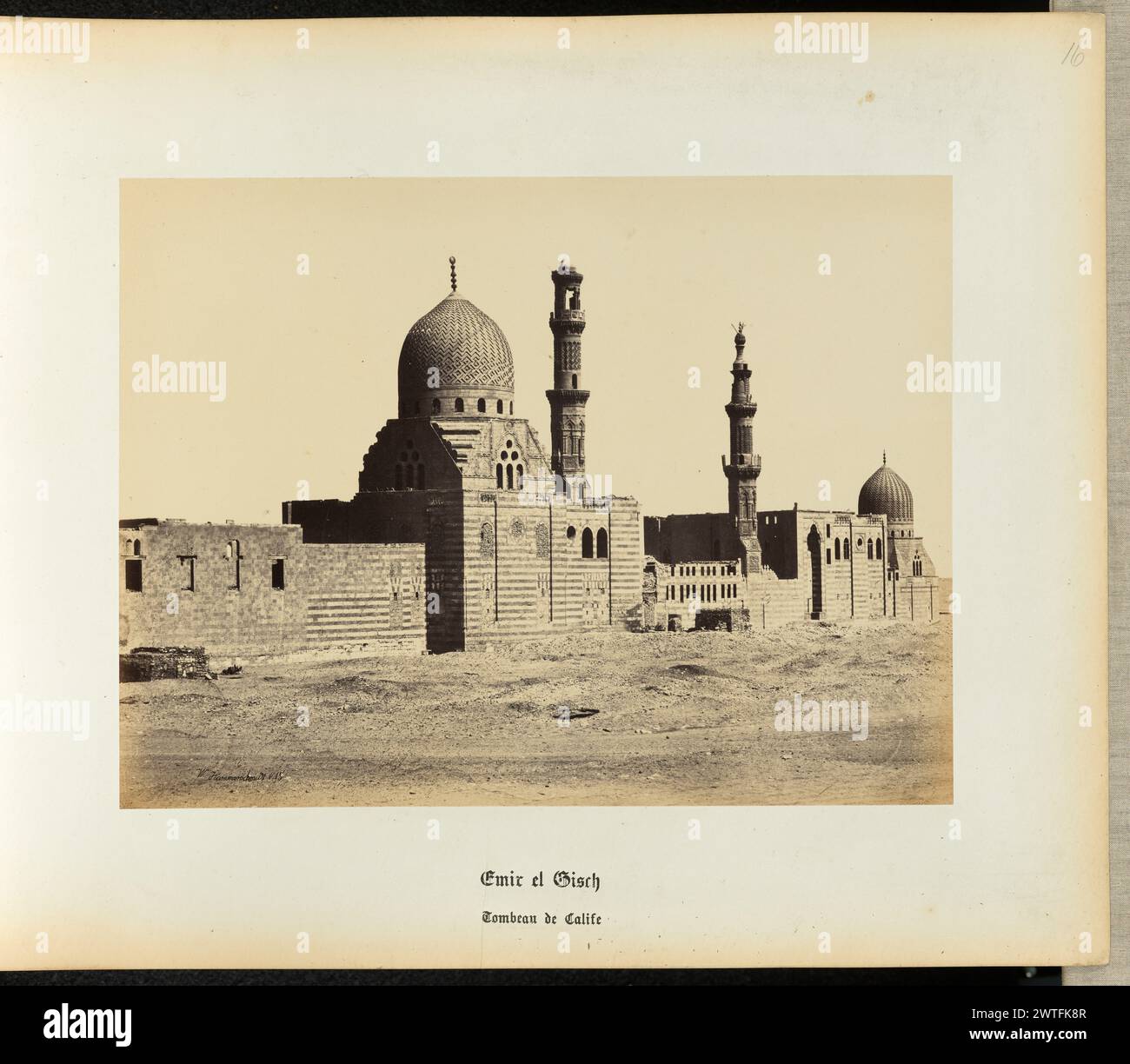 Mosquée Emir el Gisch. Wilhelm Hammerschmidt, photographe (allemand, né en Prusse, mort en 1869) Mosquée des années 1860 Emir el Gisch aux tombes des Califes, vue du désert. Le dôme de tuiles à motifs élaborés de la mosquée est central, et certaines des fenêtres inférieures sur les murs extérieurs ont été fermées avec des briques avec de la pierre. (Recto) en haut à droite au crayon : '16' ; (verso) en bas à gauche, au crayon : 'A 32 28 (jambon)'; Banque D'Images