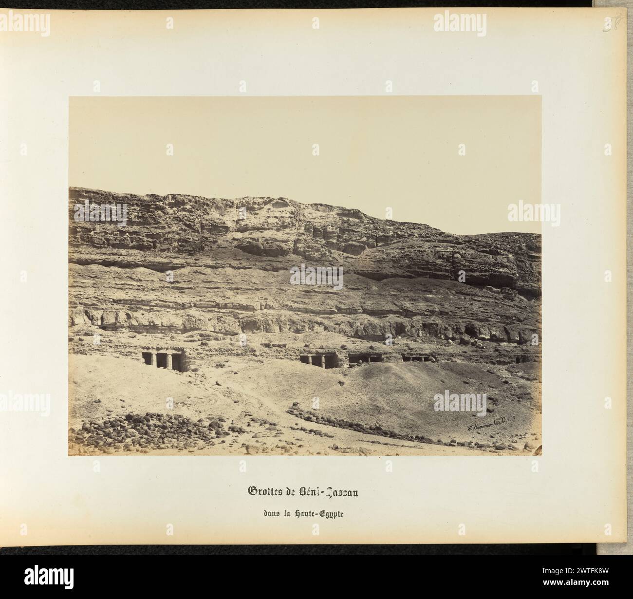 Beni Hassan. Wilhelm Hammerschmidt, photographe (allemand, né en Prusse, mort en 1869) années 1860 L'entrée du temple souterrain et le site funéraire vu du désert à distance. Les falaises rocheuses et le sable obstruent partiellement la vue sur les entrées en pierre du poteau et du linteau. (Recto) en haut à droite, au crayon : '38' ; (verso) en bas à gauche, au crayon : 'a 32 50 (jambon)'; Banque D'Images