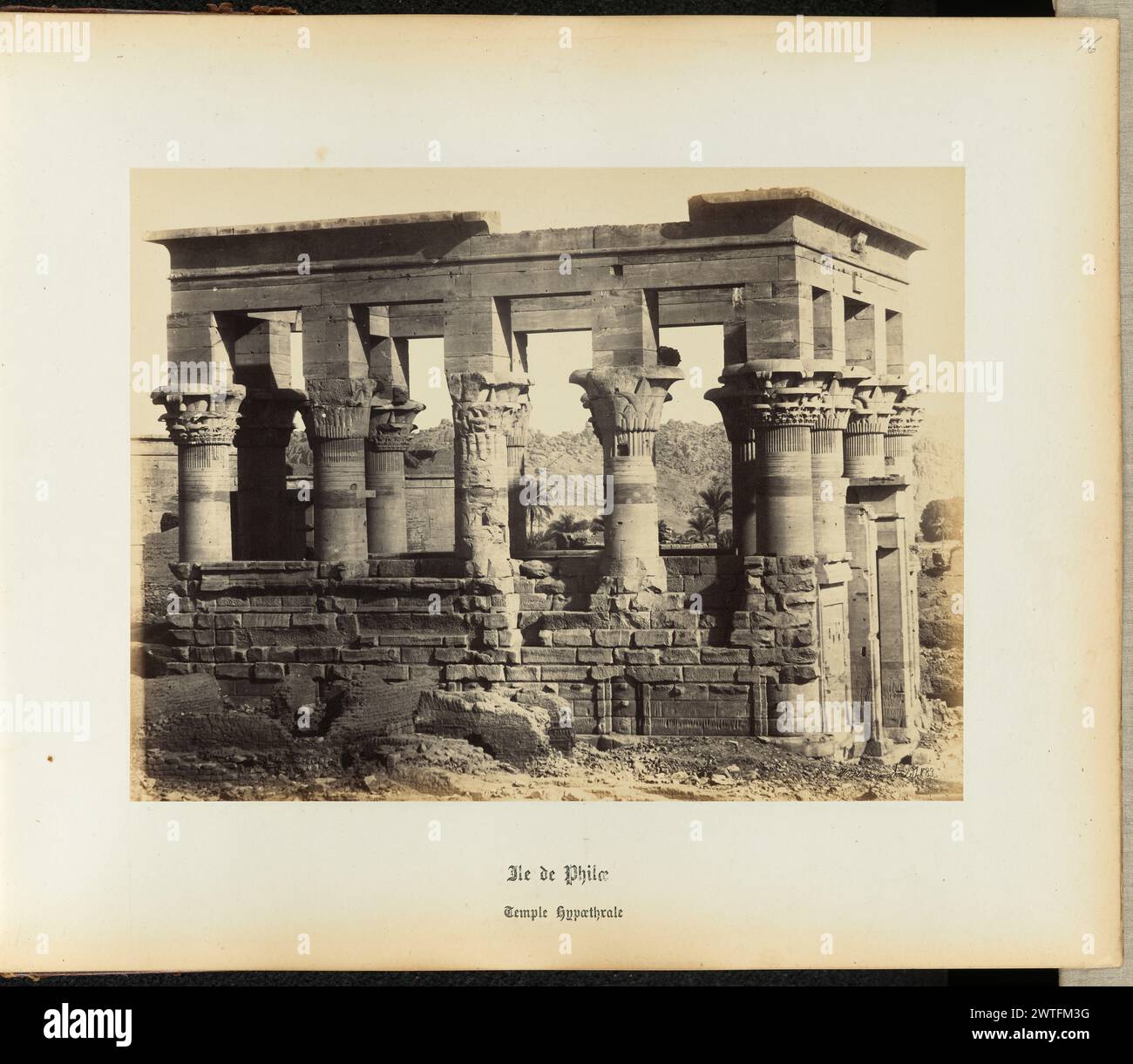 Philae Island, Temple Hypaethral. Wilhelm Hammerschmidt, photographe (allemand, né en Prusse, mort en 1869) années 1860 le temple de style portique à colonnes d'Hypaethral sur l'île de Philae. (Recto) en haut à droite, au crayon : '76' ; (verso) en bas à gauche, au crayon : 'a 32 88 (jambon)'; Banque D'Images