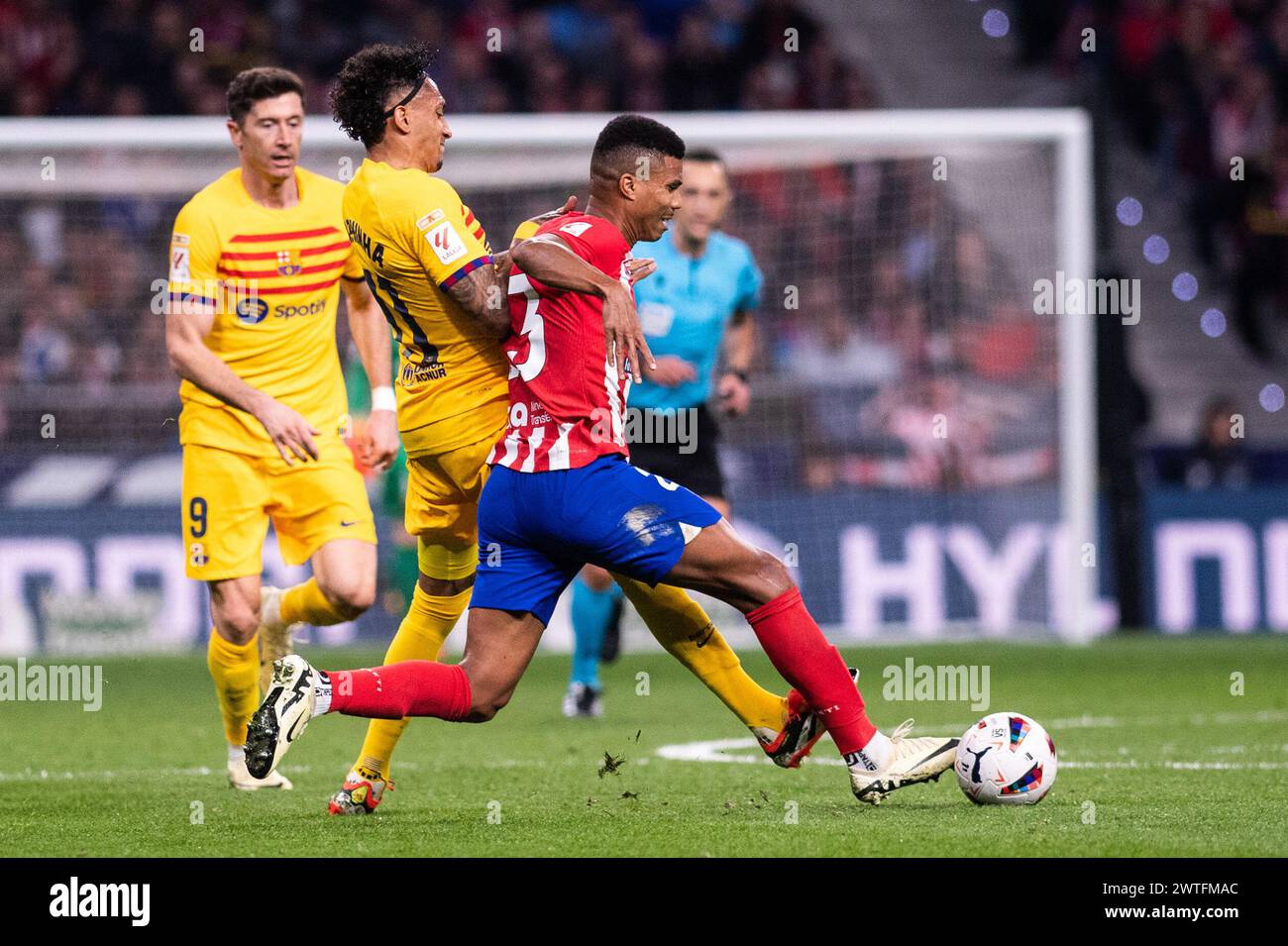 17 mars 2024 ; stade Metropolitano, Madrid, Espagne, football espagnol de la Liga, Atletico Madrid contre Barcelone ; Reinildo passe devant Raphina Banque D'Images