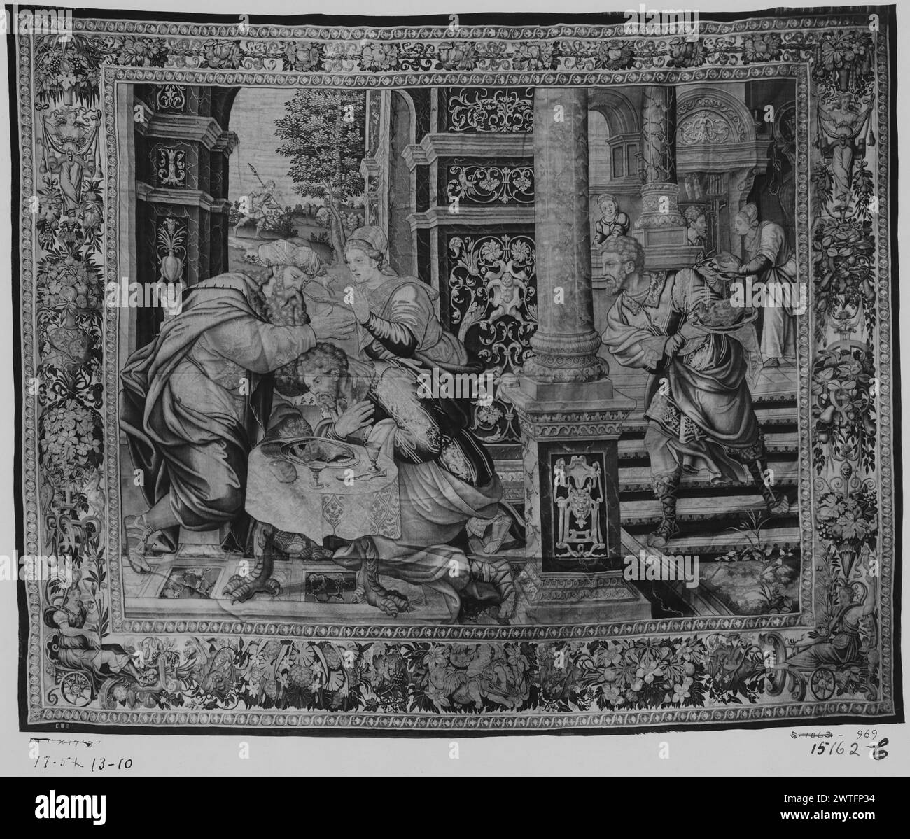 La bénédiction d'Isaac de Jacob et Esau. Orley, Bernart van (Netherlandish (avant 1600) - Flandre, CA.1492-1542) (Designed after, attr.) [Peintre] Coxie, Michiel (The Elder) (Netherlandish (avant 1600) - Flandre, 1499-1592) (conçu après, attr.) [Peintre] Floris, Cornelis (le jeune) (pays-Bas (avant 1600) - Flandre, 1514-1575) (conçu après, Borders, attr.) [Dessinateur] c. 1550-1560 tapisserie dimensions : H 14'1' x l 17'3' tapisserie matériaux/techniques : laine (non teinte, chaîne : 6-7/cm) ; laine et soie (teinte, trame) culture : Centre de tissage flamand : Bruxelles histoire de propriété : Barberini coll. Banque D'Images