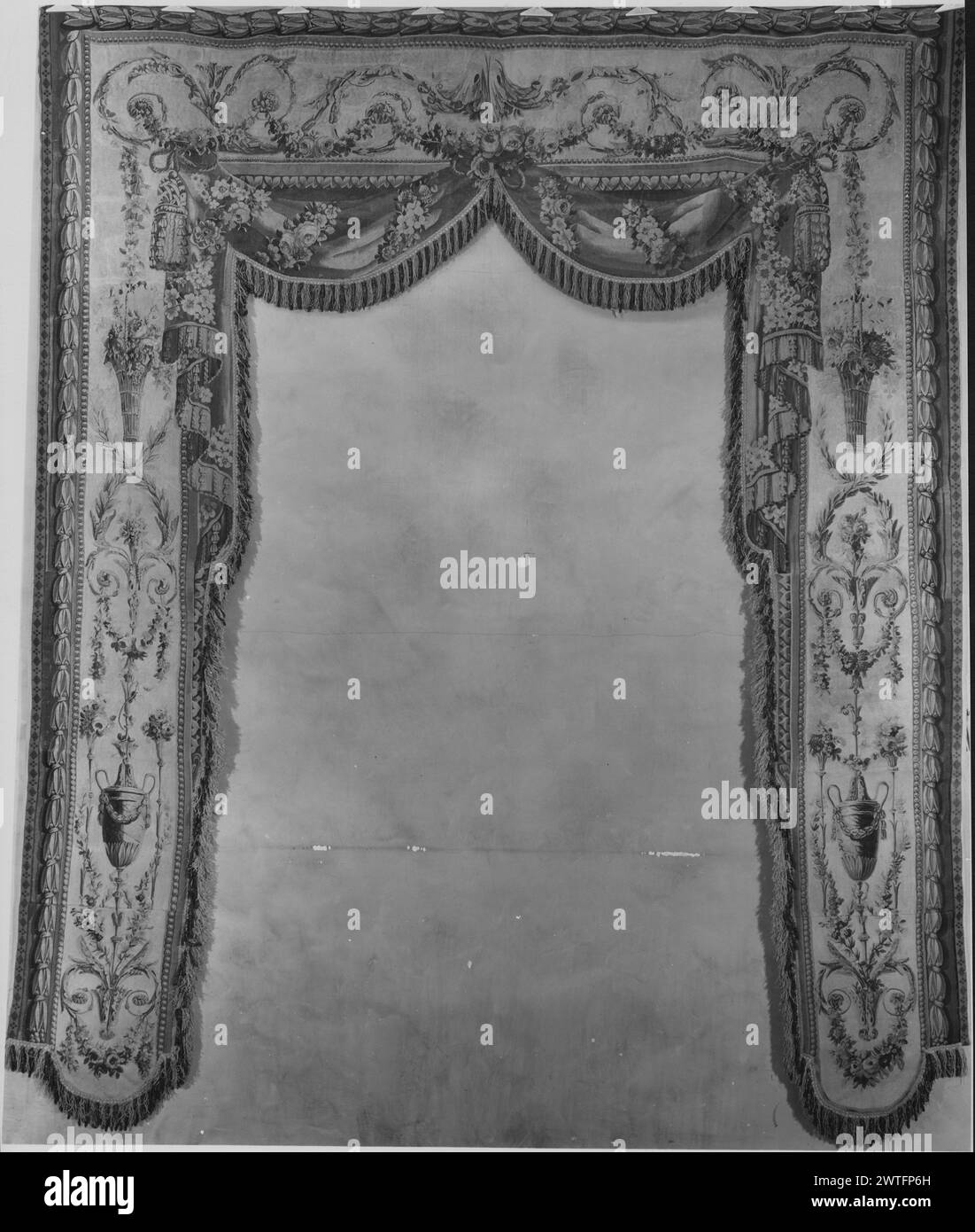 Cantonnière de type draperie. Inconnu c. 1780-1800 dimensions de tapisserie : H 12'6' x l 7'8' tapisserie matériaux/techniques : inconnu culture : Centre de tissage français : Beauvais histoire de propriété : Français et Co. transféré à SS 56149 [SS 56474]. French & Co. reçu de MRS Robert Lothe, reçu le 18/1955 ; retourné le 3/14/1958 [SS 56149]. Guirlandes, rouleaux, paniers de fleurs et urnes cousus aux deux extrémités, à 1/6 mètres vers le haut. Feuille de stock Français & Co. dans les archives, 56149-x feuille de stock Français & Co. dans les archives, 56474-x travaux connexes : panneaux dans le set : GCPA 0241132, 0241134 Banque D'Images