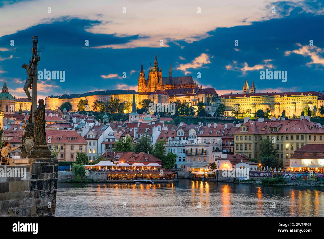 La cathédrale Saint-Guy du Château de Prague et de la vieille ville, au crépuscule Banque D'Images