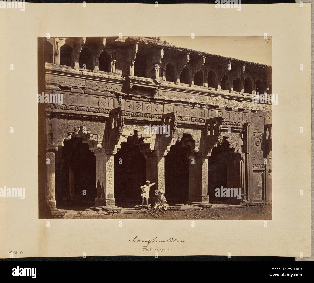 Palais de Jehangir. Fort Agra. Peut-être John Edward Saché, photographe (prussien ou britannique, né en Prusse, 1824 - 1882) vers 1866–1870 deux hommes peuvent être vus par l'un des piliers sculptés dans la cour de Jahangiri Mahal, ou palais de Jahangir, dans le fort d'Agra. L'un des hommes est assis à la base du pilier. (Recto, impression) en haut à droite, à l'encre marron : '27' ; en bas au centre, inscrit en négatif : '[inscription rognée]' ; (recto, monture) en bas à gauche, au crayon : 'A48.41' ; en bas au centre, à l'encre brune : 'Jehangir's Palace. / Fort Agra.» Banque D'Images
