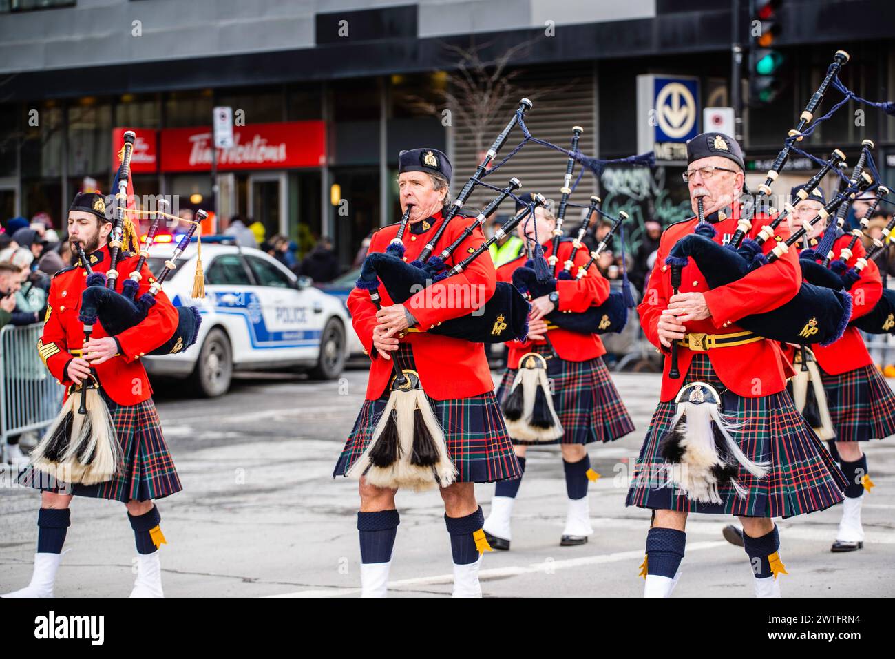 Montréal, Canada - 17 mars 2024 : fanfare avec uniforme traditionnel défilant à la Saint Patrick`s Day au centre-ville de Montréal Banque D'Images