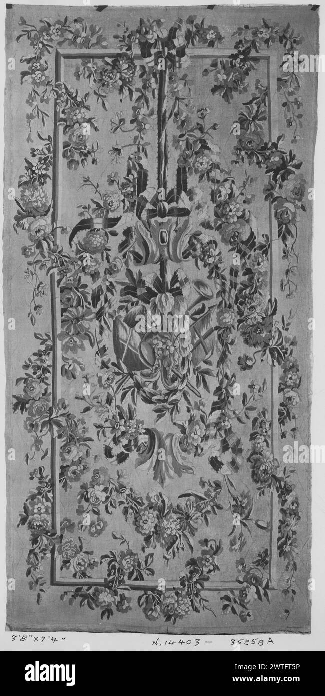 Trophée musical en couronne florale. Unknown c. 1775-1800 dimensions de tapisserie : H 7'4' x l 3'8' matériaux/techniques de tapisserie : inconnu culture : Centre de tissage français : Aubusson historique de propriété : French & Co. acheté à Henry Symons, facturé le 29/11/1929 ; 2 d'entre eux probablement vendus à MRS F. B. Hoffman, le 15/2/1958, et un vendu à Azure International le 18/7/1959. Couronne florale ovale enfermant un trophée musical avec des normes, suspendue à un cadre fleuri-garlanded par ruban feuille de stock French & Co. dans les archives, 35258-a travaux connexes : panneaux dans le set : GCPA 0238856-0238859, 0184431 Banque D'Images