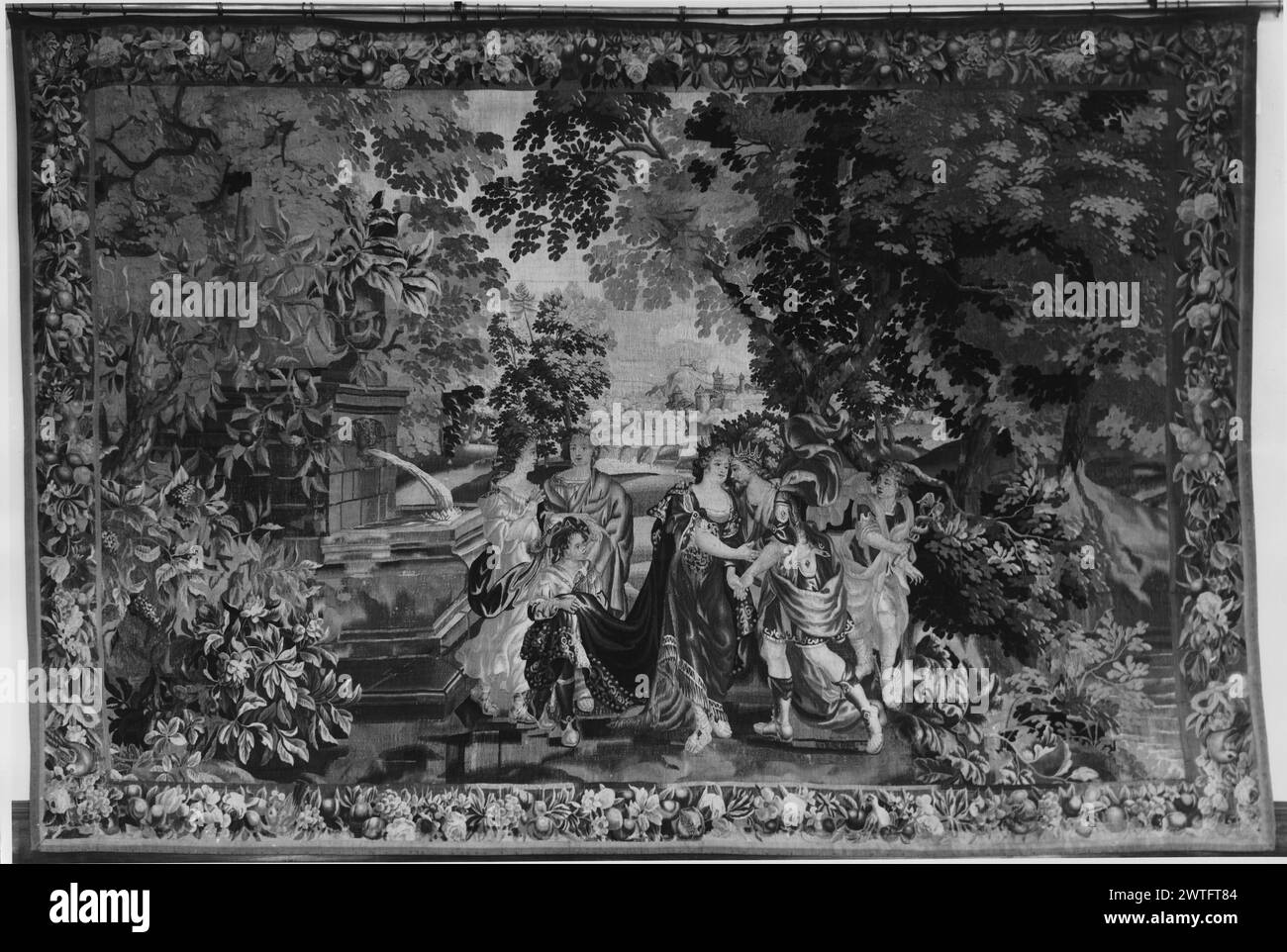 Paysage avec Jupiter rencontre Junon (Héra) près de la fontaine, comme Mercure (Hermès) regarde. Inconnu c. 1690-1710 dimensions de tapisserie : H 8'8' x l 12'10' matériaux/techniques de tapisserie : inconnu culture : Centre de tissage flamand : Bruxelles histoire de propriété : Français & Co. acheté de MRS Arthur Kudner [nom barré] 6/24/1947 ; MRS Henry G. Watler Jr. (?) 9/1/1949 [SS 78905]. Œuvres connexes : tapisserie de composition similaire (même dessin animé) : GCPA 0238619 ; tapisserie de composition similaire (figures de Jupiter & Juno avec variations de costumes) : GCPA 0238620 Banque D'Images
