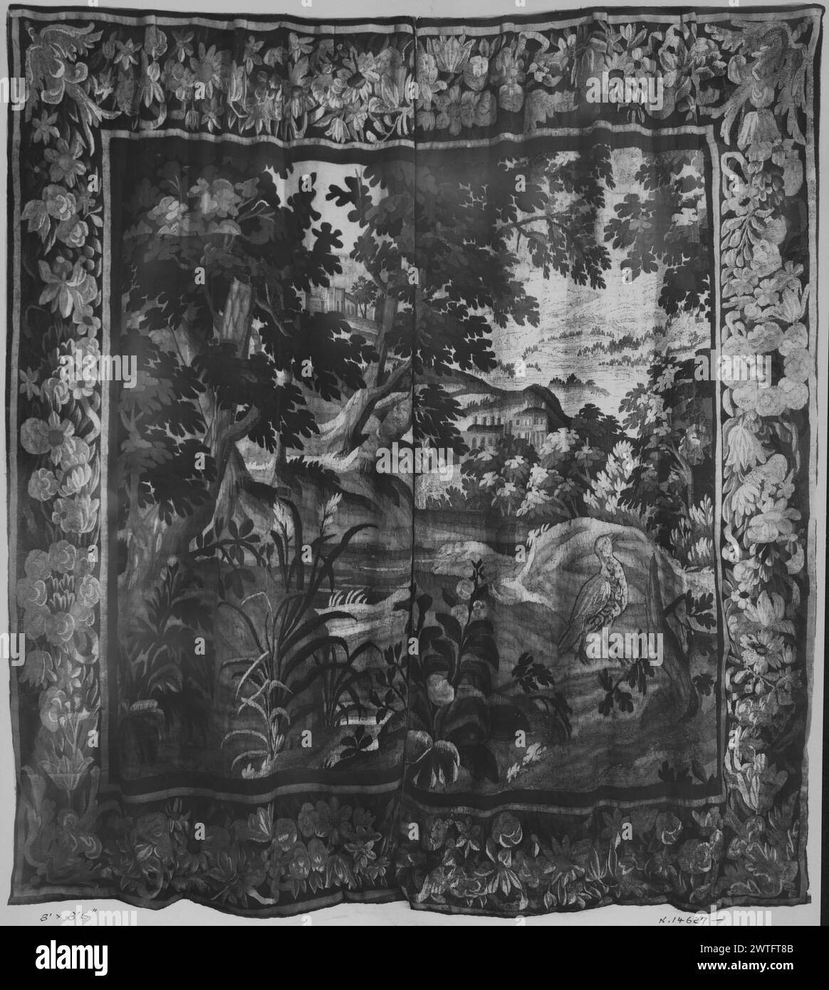 Paysage avec oiseau. Inconnu c. 1680-1700 dimensions de tapisserie : H 8'6' x W 8' tapisserie matériaux/techniques : inconnu culture : Centre de tissage français : Aubusson historique de propriété : French & Co. acheté à Arthur Lehman, facturé le 2/06/1930, vendu au Mr. David E. Popper le 2/1962. Oiseau au premier plan parmi les plantes et les arbres ; ville en arrière-plan & haut sur la colline (l) (BRD) bordure foliée avec fleurs et rubans ; feuilles d'acanthus stylisées dans les coins cette tapisserie incorpore 1 ou 2 tentures de paysage. La pièce de gauche présente une bordure différente ou une version moderne de la bordure sur la moitié droite (Cavallo). Frenc Banque D'Images