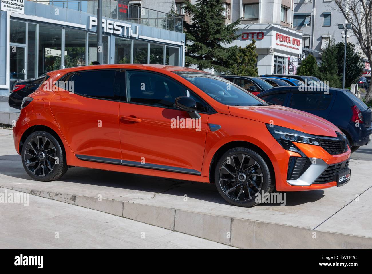 ISTANBUL, TURQUIE - 10 MARS 2024 : Renault Clio est une supermini voiture (segment B), produite par le constructeur automobile français Renault. Banque D'Images ISTANBUL, TURQUIE - 10 MARS 2024 : Renault Clio est une supermini voiture (segment B), produite par le constructeur automobile français Renault. Banque D'Images