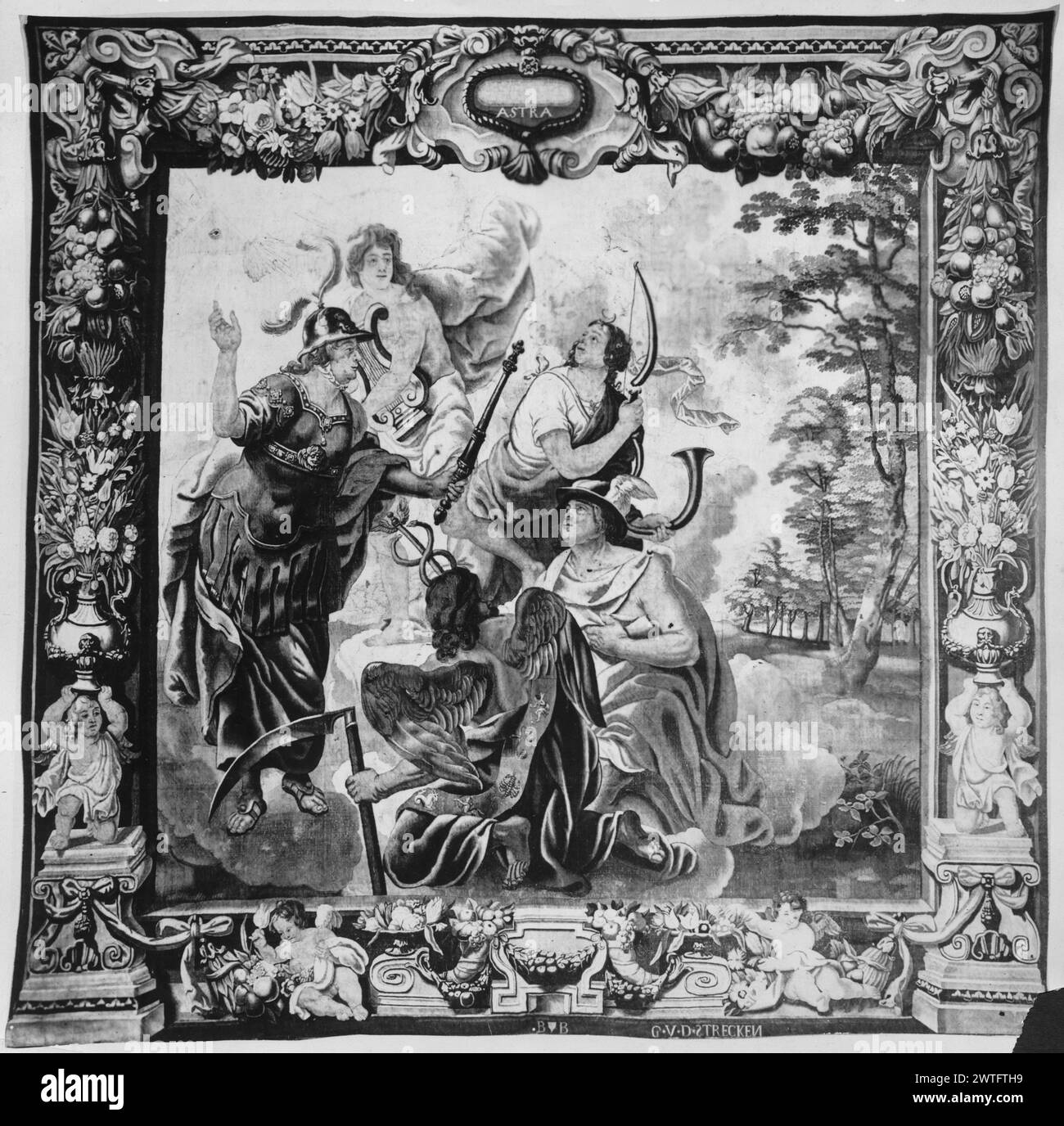 scène. Strecken, Geraert van der (Flamand, Act.1647-d.1677) (atelier) [tisserand] c. 1660-1677 tapisserie matériaux/techniques : inconnu culture : Centre de tissage flamand : Bruxelles inscriptions : marque de ville sur la garde inférieure, inscriptions au centre : signature tissée sur la garde inférieure, à droite du centre : G. V. D. [arrière S]inscriptions TRECKEN : inscription dans le cartouche de bordure supérieure [illisible en grande partie sur la photographie]:... / ASTRA Saturne ailée [Cronus] avec faux genoux sur le sol, à côté de Hermès [Mercure] qui s'agenouille également, porte un chapeau ailé et tient caducée avec des serpents entrelacés (centre au premier plan), Artémis [Diana] Banque D'Images