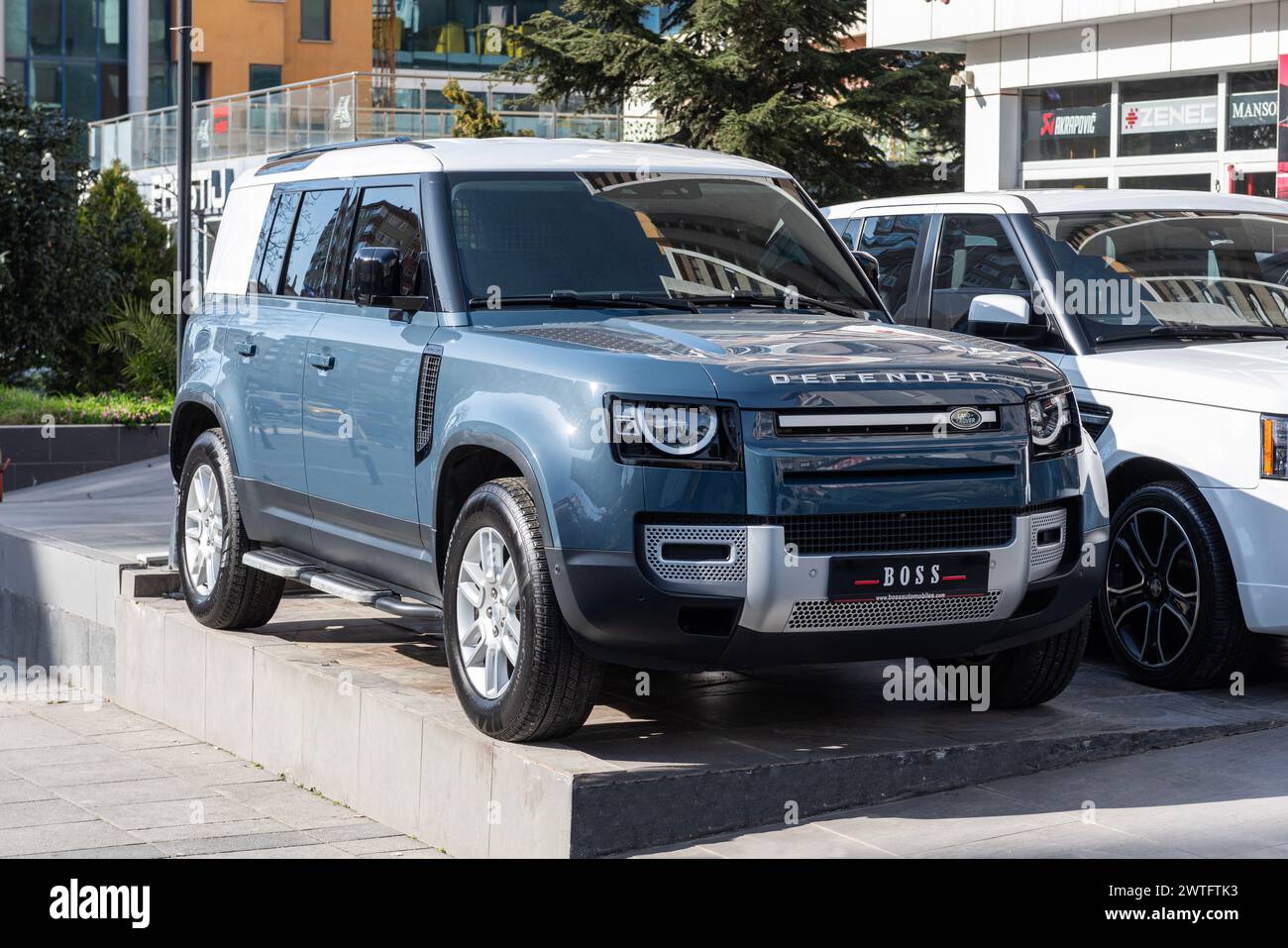 ISTANBUL, TURQUIE - 10 MARS 2024 : Land Rover Defender dans la salle d'exposition. Les véhicules tout-terrain puissants, polyvalents et construits en Grande-Bretagne ont eu leur mot à dire Banque D'Images ISTANBUL, TURQUIE - 10 MARS 2024 : Land Rover Defender dans la salle d'exposition. Les véhicules tout-terrain puissants, polyvalents et construits en Grande-Bretagne ont eu leur mot à dire Banque D'Images
