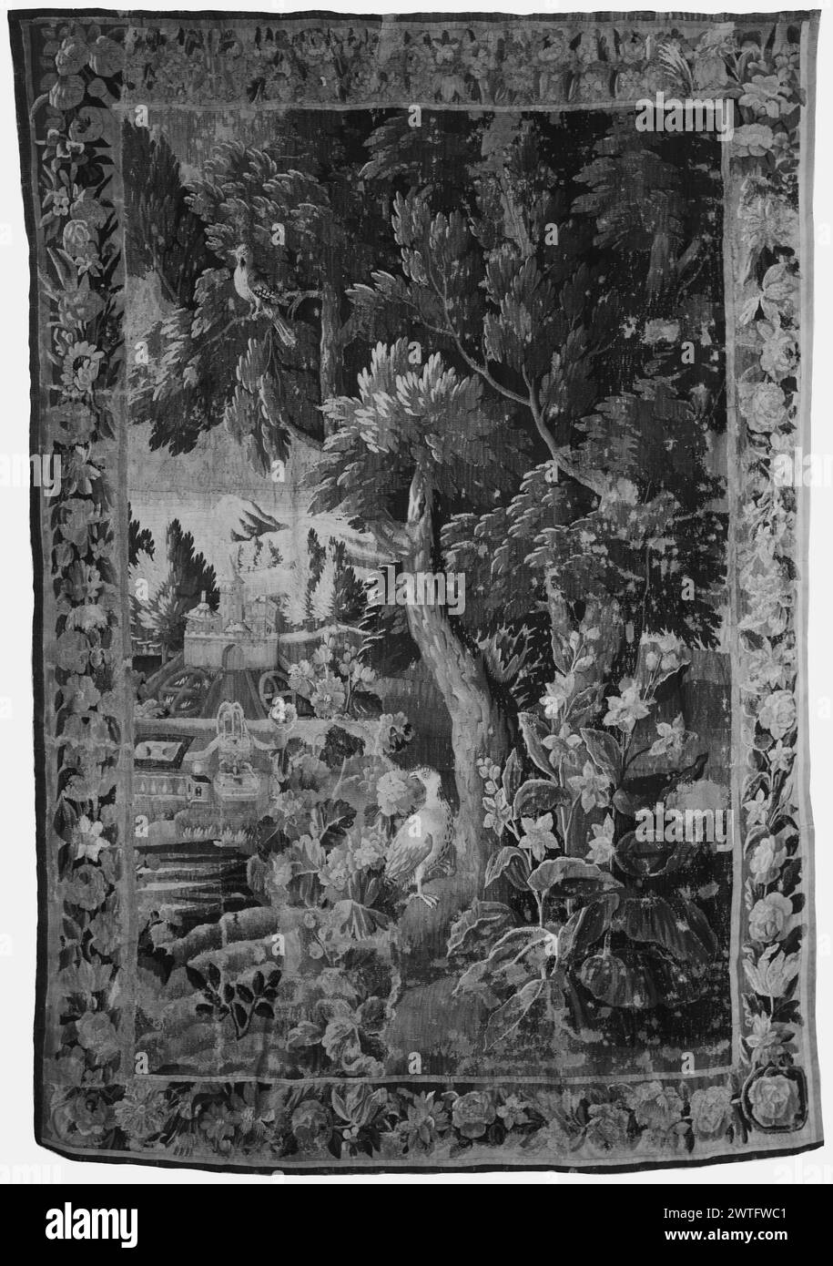 Oiseau avec château. Inconnu c. 1700-1725 dimensions de tapisserie : H 9'6' x l 6'8' tapisserie matériaux/techniques : inconnu culture : Centre de tissage français : Aubusson histoire de propriété : French & Co. acheté d'Ernest Joresco, reçu le 24/7/1962 ; vendu à David E. Popper le 16/02/1966. Oiseau au fond de l'arbre près de la rivière, parmi les plantes à fleurs et les arbres ; château avec parc et fontaine en arrière-plan ; montagne à distance (BRD) bordure foliée mélangée avec variété de fleurs bordure composite composée d'au moins trois bordures différentes, dont l'une peut avoir appartenu au champ à l'origine. Feuilleté français et anglais Banque D'Images