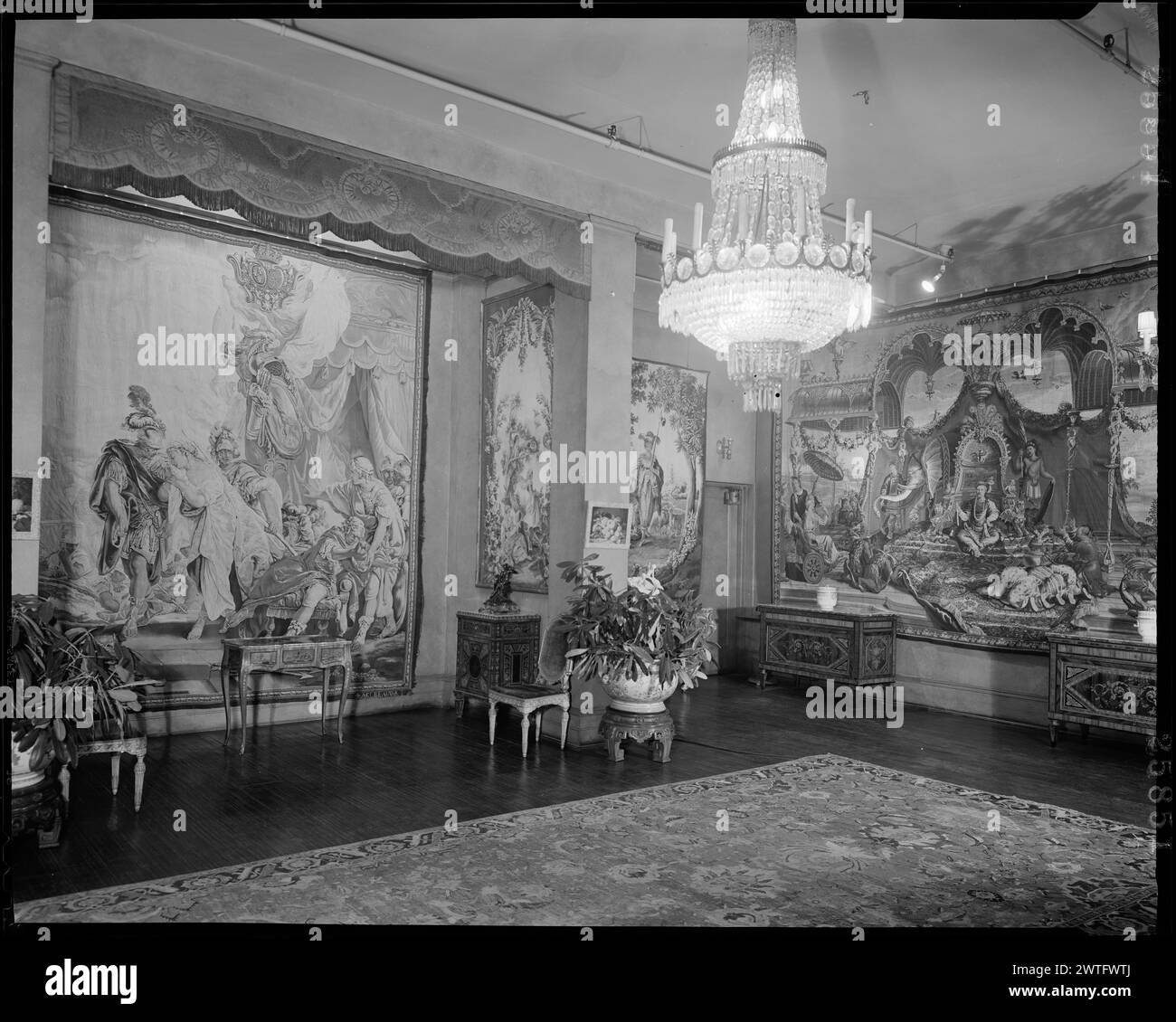 Audience de l'Empereur. Vernansal, Guy-Louis (français, 1648-1729) (auteur de design, attr.) [Peintre] Monnoyer, Jean-Baptiste (français, 1636-1699) (auteur du dessin) [peintre] Belin, Jean-Baptiste I (français, 1653-1715) (auteur du dessin) [peintre] c. 1700-1725 tapisserie dimensions : H 10'5' x l 16'6' tapisserie matériaux/techniques : laine et soie culture : Centre de tissage français : Beauvais French & Co. acheté à J. Seligmann sons, reçu le 6/15/1920 (ou le 23/12/1920) ; vendu à William Randolph Hearst le 14/7/1927. Roscoe & Margaret Oakes coll. (De Young) ; cadeau aux musées des Beaux-Arts Banque D'Images