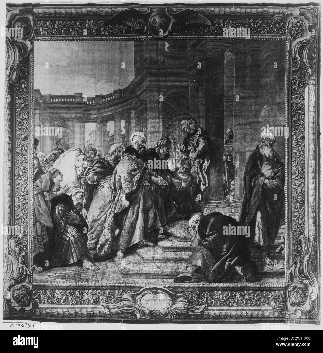 Le dédain de Mordecai. Troy, Jean François de (français, 1679-1752) (créateur de dessin animé) [peintre] Cozette, Pierre-François (français, né en 1714-d.1801) (atelier) [tisserand] Jacques, Maurice (français, 1712-1784) (auteur de dessin, bordure) [peintre] c. 1771-1774 tapisserie dimensions : H 14' x l 17'9' tapisserie matériaux/techniques : inconnue culture : Centre de tissage français : histoire de la propriété de Paris : offert par Louis XVI à Albert et Marie-Christine (sœur de la reine Marie-Antoinette), Duc et Duchesse de Saxe-Teschen et co-gouverneurs des pays-Bas autrichiens lors de leur visite à Paris le 8/20/1786 [SS 54311]. Shah de moi Banque D'Images