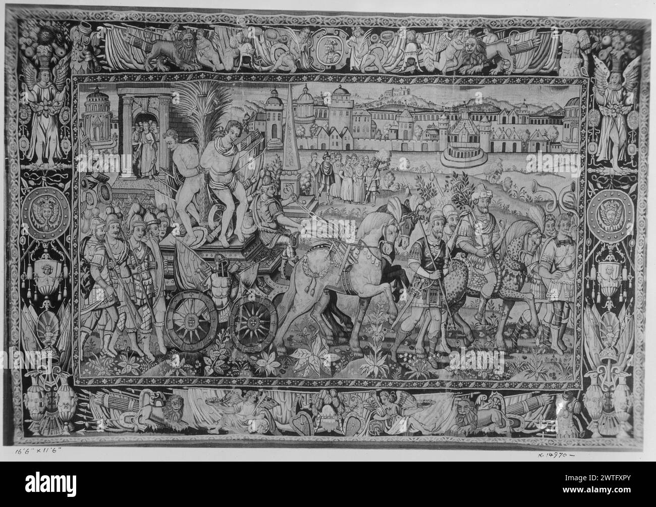 Prisonniers. Inconnu c. 1550-1575 dimensions de tapisserie : H 11'6' x l 16'7' tapisserie matériaux/techniques : inconnu culture : Centre de tissage flamand : Bruges histoire de propriété : Français et Co. reçu de Wichfeld (Boston Museum), facturé le 31/1930 ; retourné le 1/21/1930 [SS 16797]. French & Co. acheté de l'American Art Association, Anderson Galleries (New York) (vente Reginald H. Sayre), facturé le 3/31/1923 [SS 38748]. Cortège de soldats à cheval portant drapeaux, bannières et standards, des groupes de personnages de la rue et des bâtiments regardent passer cortège (BRD) trophées martiaux, navires, bannières et shi Banque D'Images