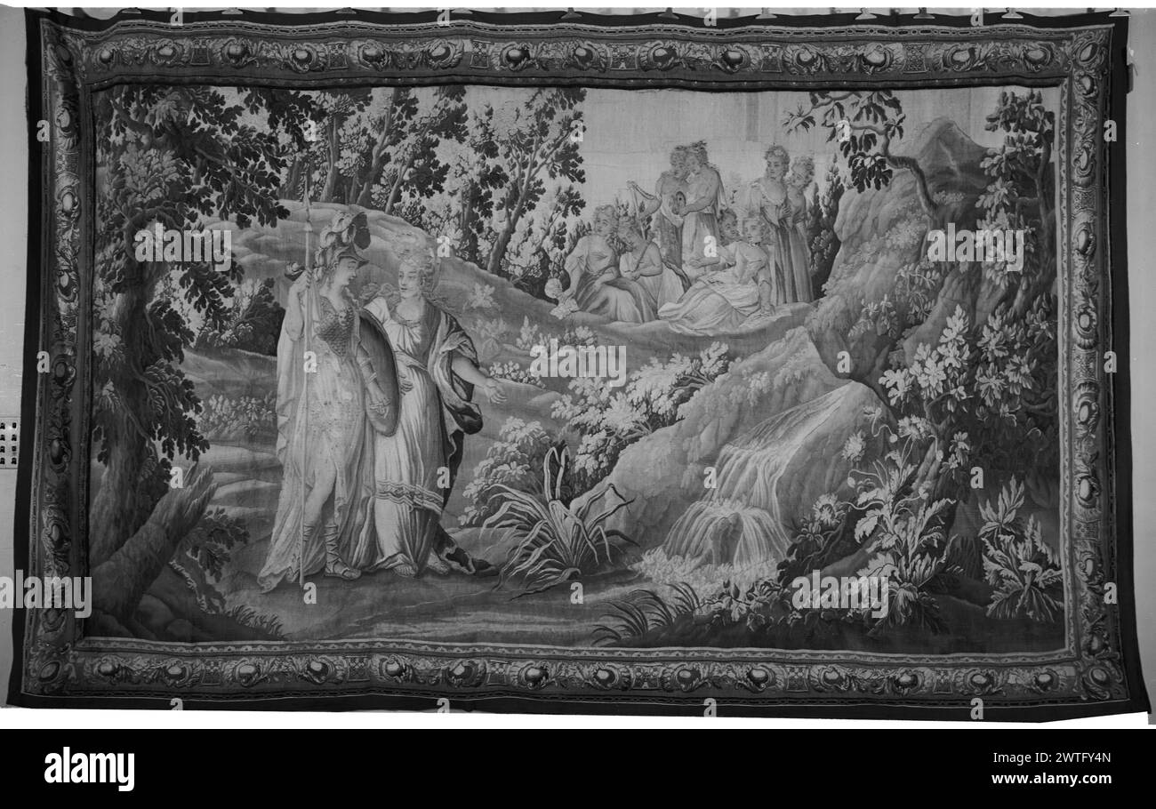 Paysage avec Minerva et une autre déesse. Inconnu c. 1750-1800 tapisserie dimensions : H 9' x l 14'5' tapisserie matériaux/techniques : inconnu culture : Centre de tissage français : Aubusson histoire de propriété : Français & Co. acheté de MRS Jean B. Blair, reçu le 11/1964 ; vendu à Riconde Arts le 8/28/1966. Dans le paysage avec des arbres et des plantes à fleurs, Minerva debout avec lance, bouclier et casque, avec une autre déesse au premier plan, près de la cascade ; Muses et autres dames réunis en arrière-plan (BRD) bordure de cadre photo avec des feuilles d'acanthus encadrant des cabochons et alternant avec réserve en forme de tapis de treillis Banque D'Images
