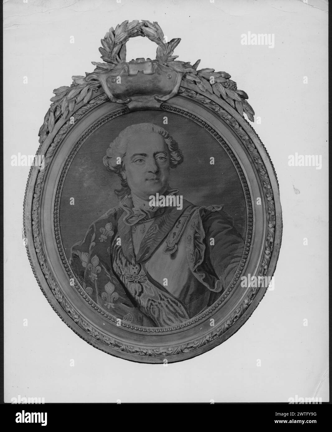 Louis XV. Loo, Louis Michel van (français, 1707-1771) (dessiné après) [peintre] Cozette, Pierre-François (français, né 1714-d.1801) (atelier) [tisserand] c. 1770-1775 tapisserie dimensions : H 25 x W 21' tapisserie matériaux/techniques : inconnue culture : Centre de tissage français : Paris histoire de propriété : probablement à Lowengard coll. Seligmann coll., Paris. French & Co. acheté de J. [Jacques] Seligmann s.d., vendu à I. D. Levy le 22/11/1926. Portrait de buste du roi encadré. D'après le tableau de Louis Michel van Loo peint en 1760. Un morceau de tissage en forme de croissant, vraisemblablement pas original, a été joint à Banque D'Images