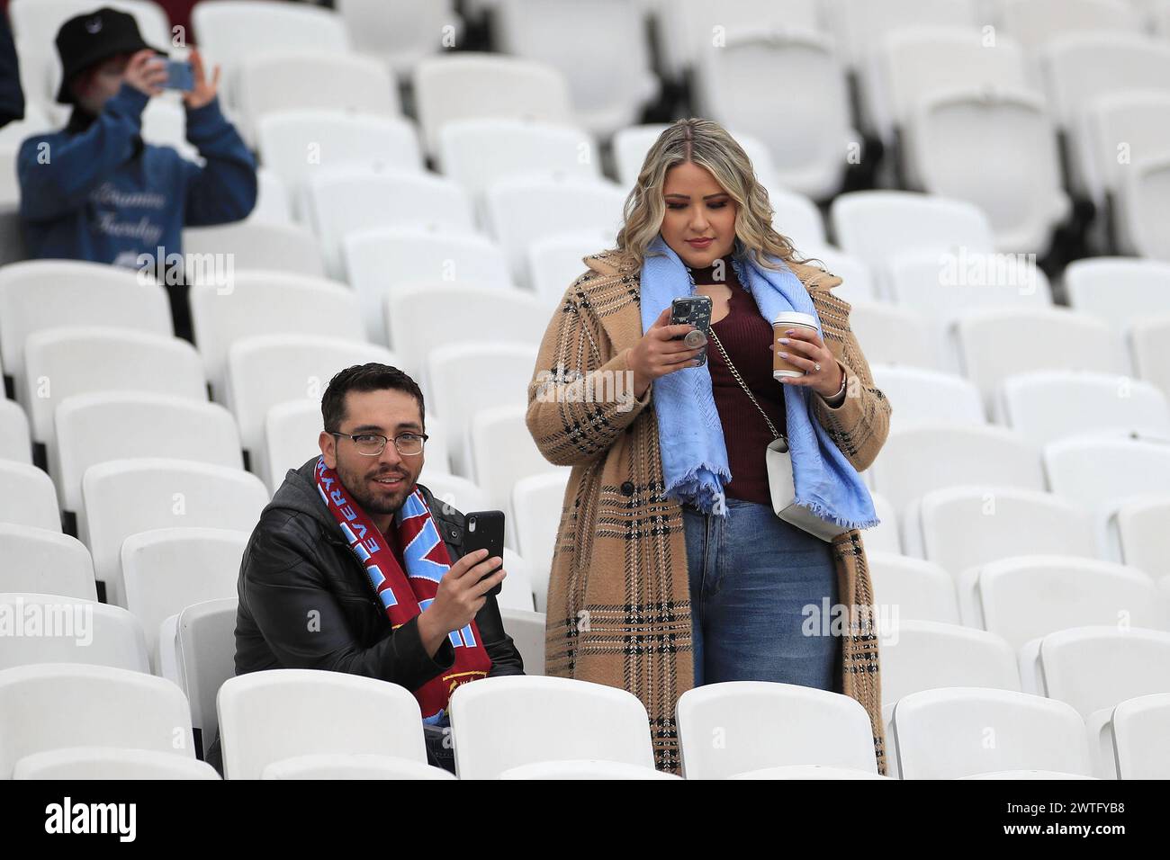 Londres, Royaume-Uni. 17 mars 2024. Les fans de West Ham United vus avant le coup d'envoi lors du match de premier League entre West Ham United et Aston Villa au stade de Londres, Queen Elizabeth Olympic Park, Londres, Angleterre, le 17 mars 2024. Photo de Carlton Myrie. Utilisation éditoriale uniquement, licence requise pour une utilisation commerciale. Aucune utilisation dans les Paris, les jeux ou les publications d'un club/ligue/joueur. Crédit : UK Sports pics Ltd/Alamy Live News Banque D'Images