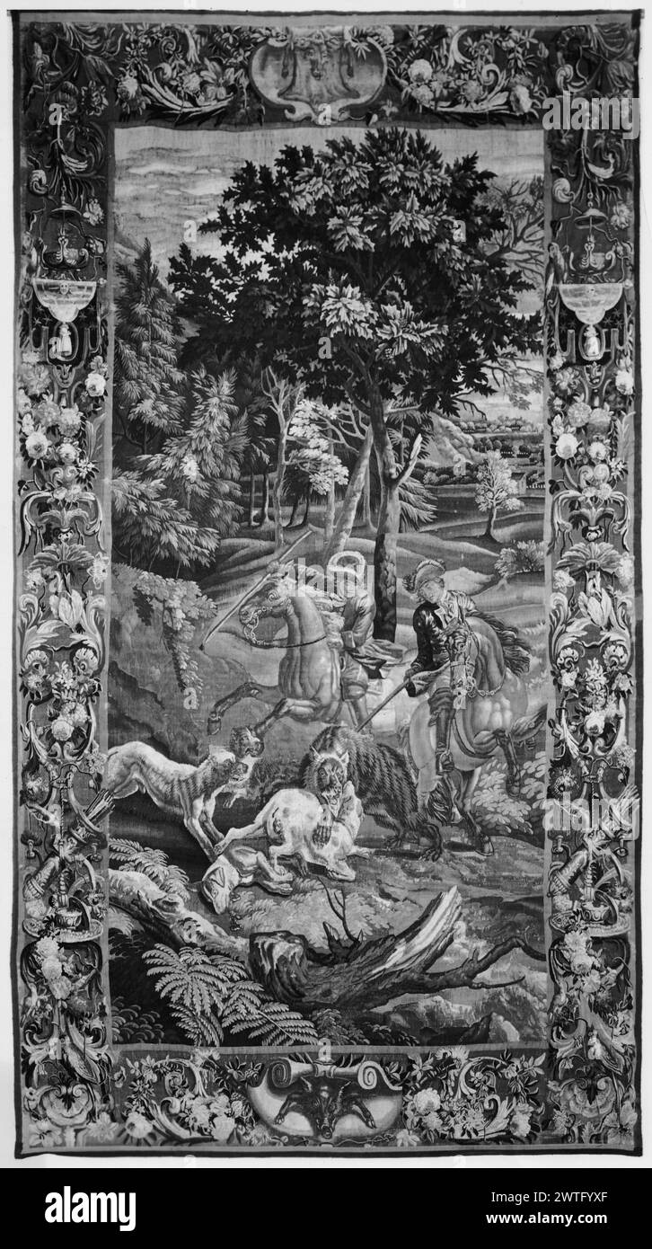 Soldats en chasse à l'ours. Inconnu c. 1700-1720 tapisserie dimensions : H 3,50 x l 1,97 m tapisserie matériaux/techniques : inconnu culture : Centre de tissage flamand : Bruxelles histoire de propriété: chasseurs français et coréens sur des lances à cheval, chiens entourant l'ours (premier plan), paysage boisé et vallonné avec guirlande de fleurs de ferme (BRD), feuillage ondulé parsemé d'oiseaux, paniers de fruits et quivers; (UPR BRD & LWR BRD Center) cartouche avec trophée de chasse L'attribution du dessin de ce panneau à Adam Van Der Meulen n'est pas fondée. Pas de feuille de stock français et anglais dans les archives, pas de numéro de stock lié Banque D'Images