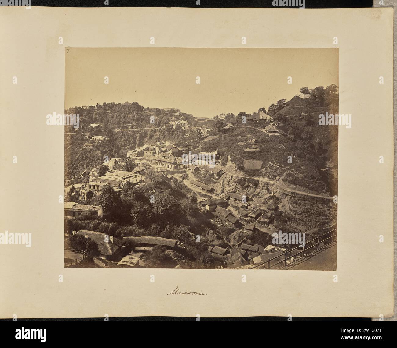 Musoorie. John Edward Saché, photographe (prussien ou britannique, né en Prusse, 1824 - 1882) environ 1868 vue surélevée d'une ville à flanc de colline, avec un certain nombre de maisons au toit de chaume et des bâtiments coloniaux étendus le long des pentes. En haut à gauche, à l'encre marron : '7.' ; en bas à gauche, inscrit en négatif : '292' ; en bas au centre, à l'encre marron : 'Musoorie' ; en bas à gauche, au crayon : 'A48.7 (Saché)'; Banque D'Images