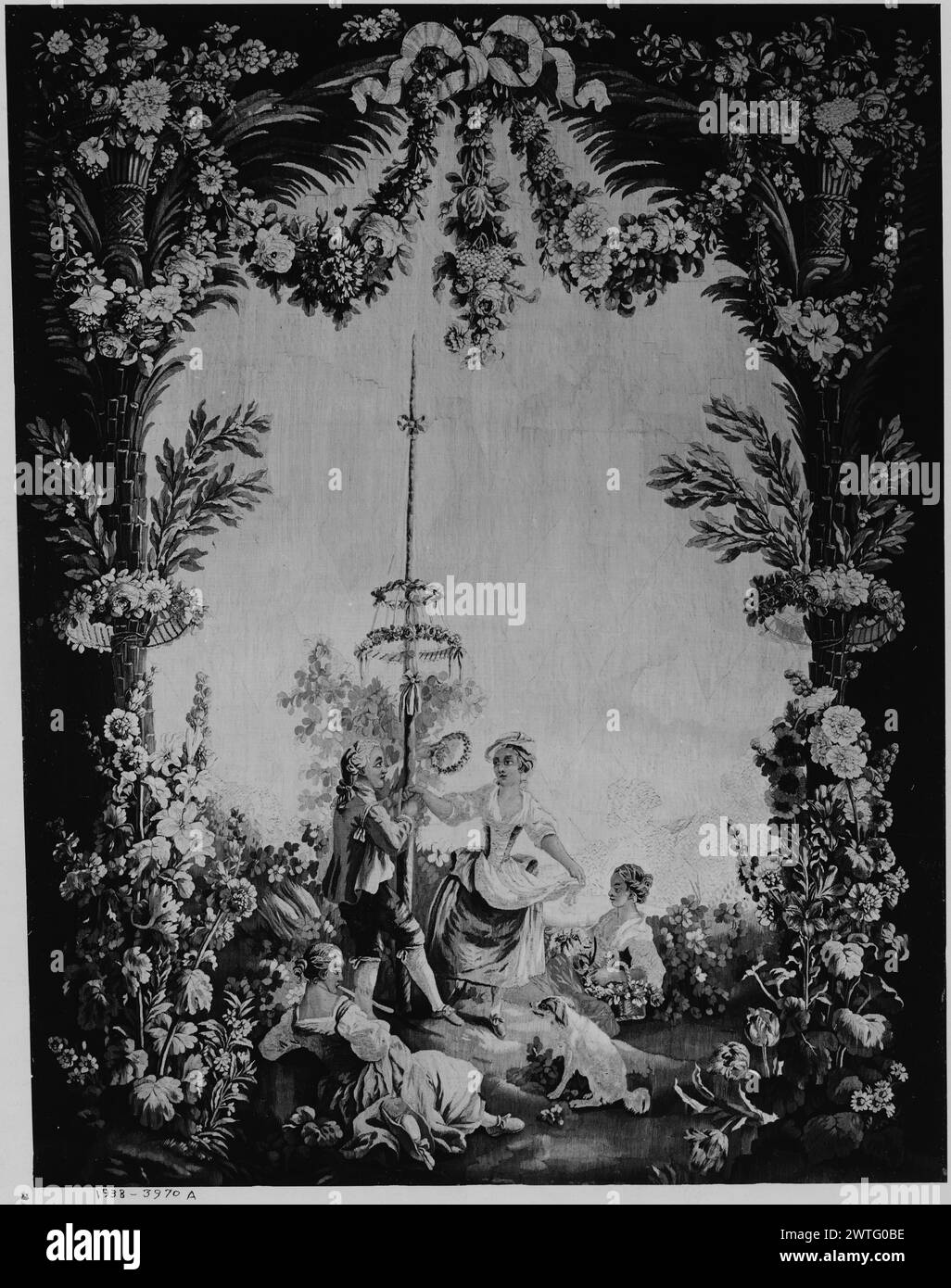 Maypole dance. Huet, Jean-Baptiste (français, 1745-1811) (dessiné après) [peintre] c. 1785-1800 tapisserie dimensions : H 8'1' x l 6'5' tapisserie matériaux/techniques : laine, soie culture : Centre de tissage français : Aubusson histoire de propriété : Français & Co. acheté de Jacques Seligmann & Co., reçu le 13/02/1917 ; vendu à la comtesse Sala 5/10/1950 [SS 3970-a]. French & Co. reçu de Mr. Henri Azria le 21/11/1961 ; retourné le 2/28/1966 [SS E-204-x]. Dans un paysage avec des arbres et des plantes à fleurs, un jeune et une fille dansent autour d'un poteau ; 2 filles s'inclinent à leurs pieds, l'une jouant de la flûte (l) et l'autre avec un BA Banque D'Images