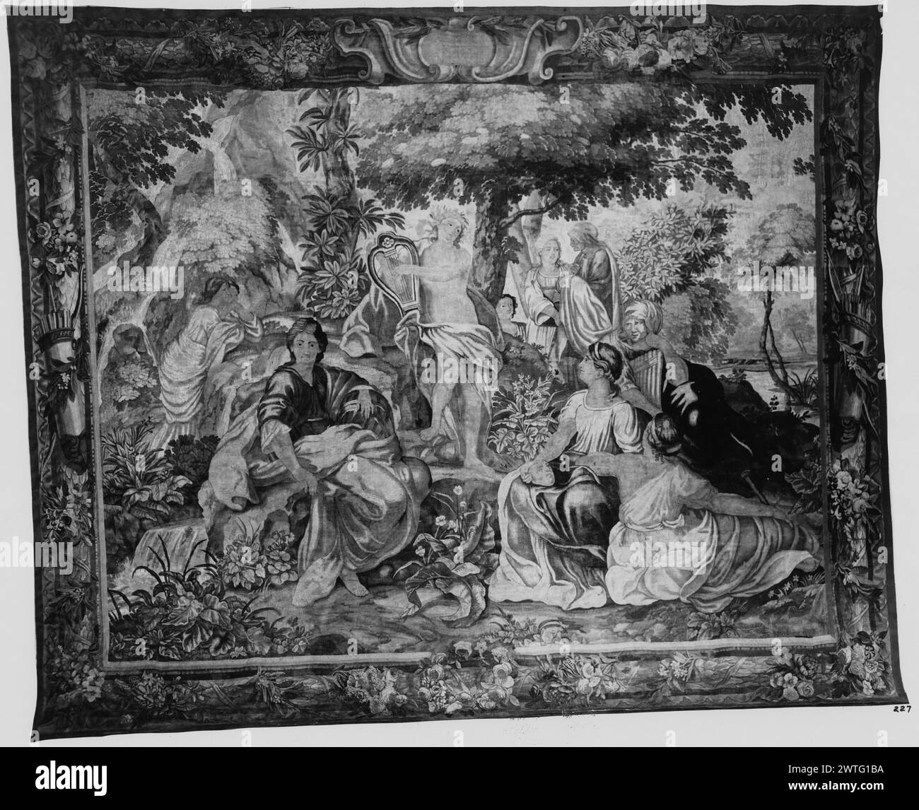 Orphée jouant sa lyre au groupe de Muses. Inconnu c. 1660-1680 tapisserie matériaux / techniques : inconnu culture : Centre de tissage flamand : inconnu histoire de propriété : Français et Co. Inscriptions : inscription dans le cartouche de bordure supérieure au-dessus de la figure centrale [non lisible sur la photographie] dans un cadre montagneux, Orphée joue de la lyre entouré de Muses debout et inclinées ; montagne avec des cascades à gauche (BRD) bouquets de fleurs noués en ruban spiralant autour de la tige avec tête de cartouche centrale ; (LWR BRD) couronne de fleurs au centre; (l & R BRD) flèches et arcs dans des queues dans des centres pas de feuille de stock française et de la Colombie dans l'arc Banque D'Images