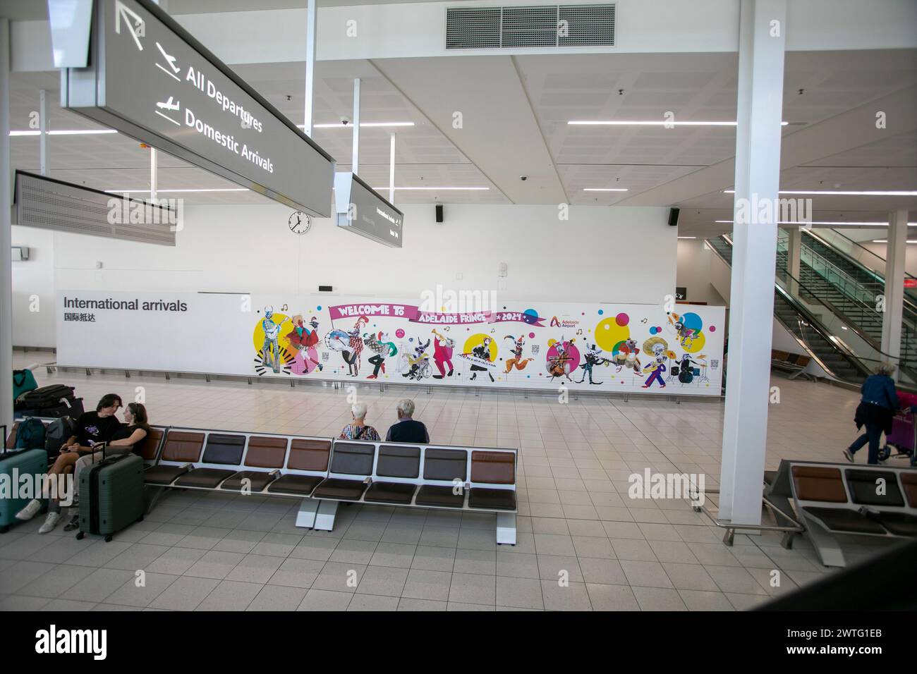 Terminal de l'aéroport national et international d'Adélaïde, affiche Adelaide Fringe sur le mur pour 2024, Australie méridionale Banque D'Images