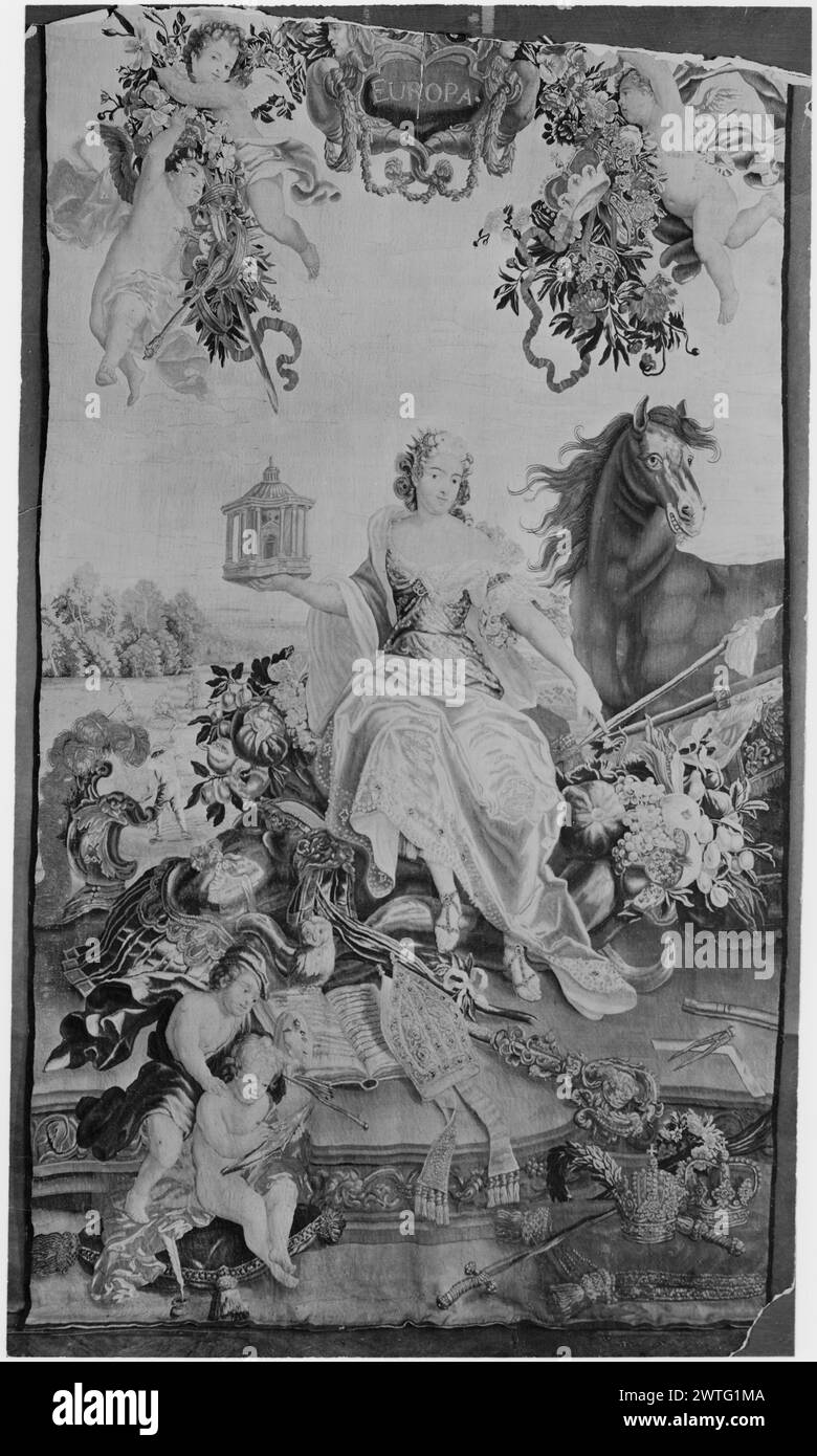 Europe. Schoor, Lodewijk van (flamand, 1666-1726) (auteur de design, attr.) [Peintre] Peemans, Gerard (flamand, c.1675-1700) (atelier) [tisserand] c. 1680-1700 tapisserie matériaux/techniques : culture inconnue : Centre de tissage flamand : Bruxelles histoire de la propriété : Français et Co. Inscriptions : inscription dans le champ central : personnification EUROPA de l'Europe assise par un cheval et portant le modèle du temple classique (centre, milieu), cartouche avec inscription ornée de rubans flottants, 3 cupidons flottants portant des festons avec des couronnes (haut), objets dispersés au sol (armure, mitre, couronnes, sceptre, s Banque D'Images