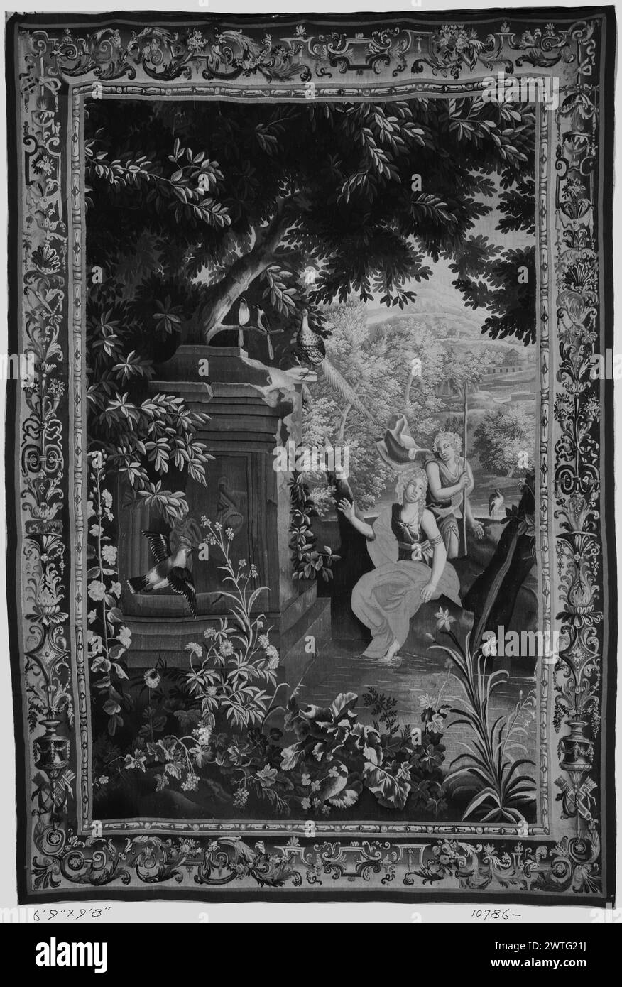 Jupiter (Zeus) en guise de Diane (Artémis) et Callisto. Béhagle, Philippe I (français, b.1641-d.1705) (atelier) [tisserand] c. 1690-1700 tapisserie dimensions : H 9'8' x l 6'9' tapisserie matériaux/techniques : inconnue culture : Centre de tissage français : Beauvais Ownership History : French & Co. acheté de Henry Symons, facturé le 7/11/1927 ; vendu à E. [Edward] K. Newton le 3/21/1957. Callisto pied suspendu dans la piscine d'eau avec un grand piédestal sur l alors que Jupiter approche par derrière (UPR & LWR BRD) strapwork avec fleurs et feuillage ; (l & R BRD) grotesque ornement français et de la Colombie. Feuille de stock dans les archives, 15149-b [a Banque D'Images