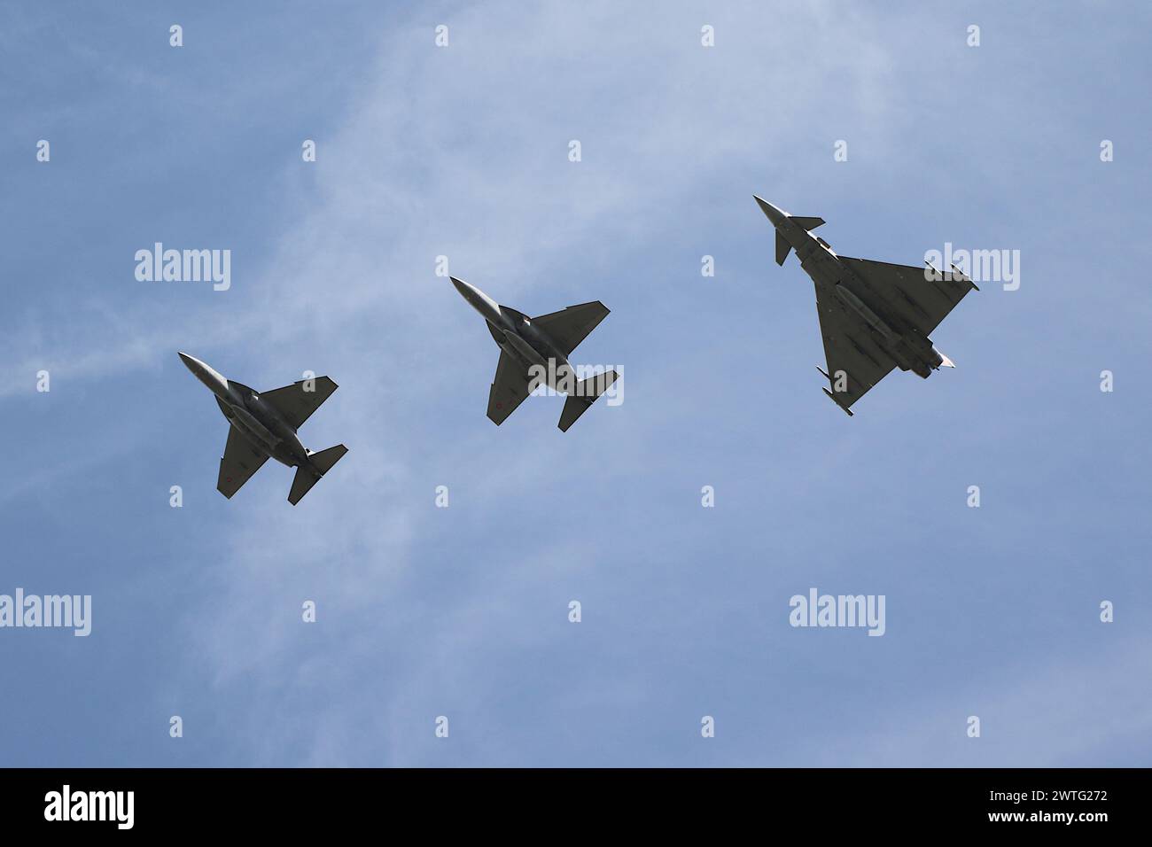 Un trio d'avions de l'armée de l'air italienne survolent la RAF Fairford dans le Gloucestershire, en Angleterre, peu de temps avant d'arriver pour participer au Royal International Air Tattoo 2023. Le trio était composé de deux Leonardo T-346A Masters (CSX55223 et MM55224) et d'un Eurofighter F-2000A Typhoon (CSX7352). Banque D'Images