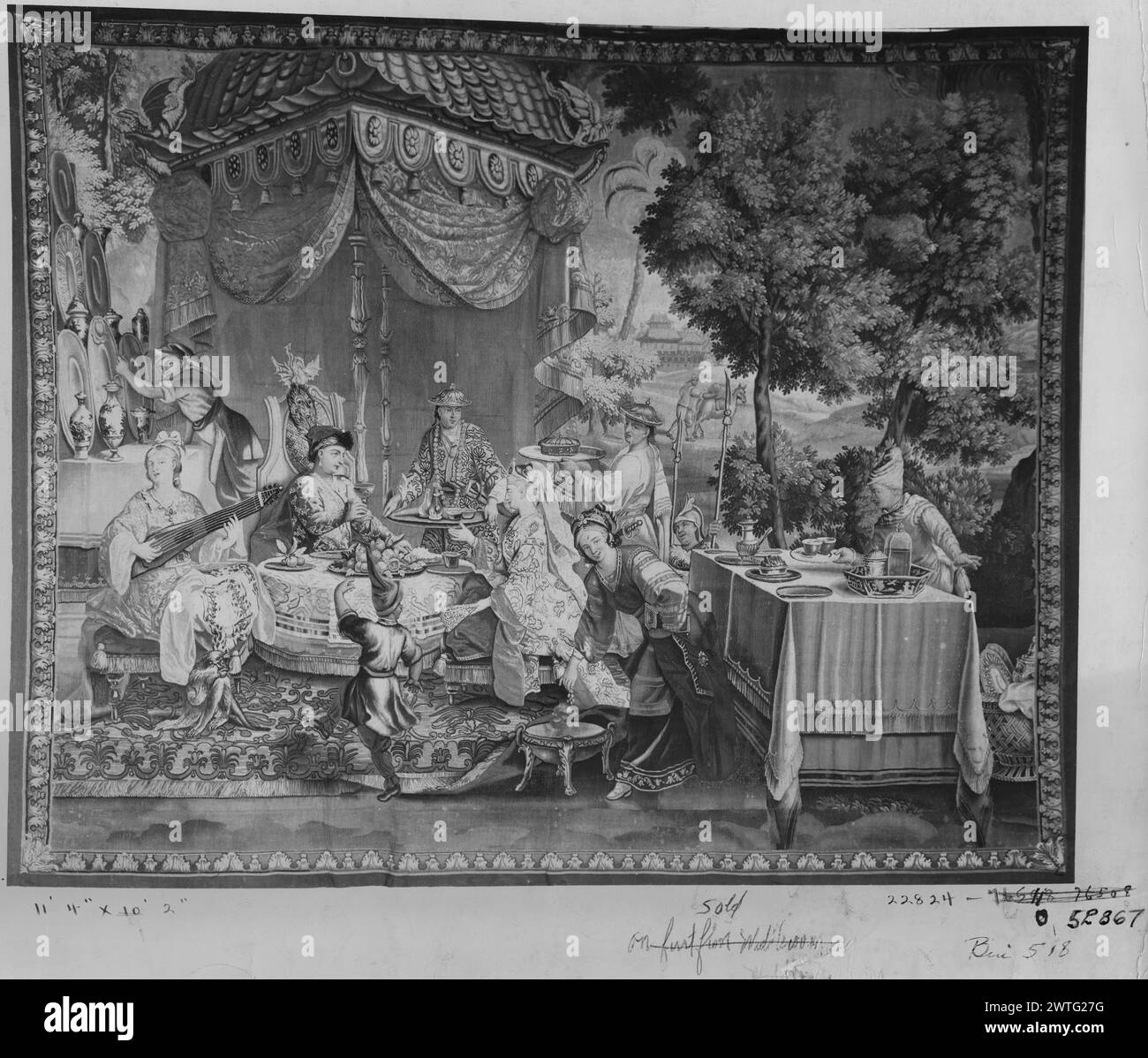 Collationnement. Vernansal, Guy-Louis (français, 1648-1729) (auteur de design, attr.) [Peintre] Monnoyer, Jean-Baptiste (français, 1636-1699) (auteur du dessin) [peintre] Belin, Jean-Baptiste I (français, 1653-1715) (auteur du dessin) [peintre] c. 1705 tapisserie dimensions : H 10'2' x l 11'4' tapisserie matériaux/techniques : inconnue culture : Centre de tissage français : Beauvais vendu chez American Art Association, Anderson Galleries (New York), (Mme Annette Lefortier, de Paris, vente), lot 136, 11/20/1937. French & Co. acheté à MRS Garbisch, reçu le 19/06/1943, vendu à Jacques Thierry le 7/24/1 Banque D'Images