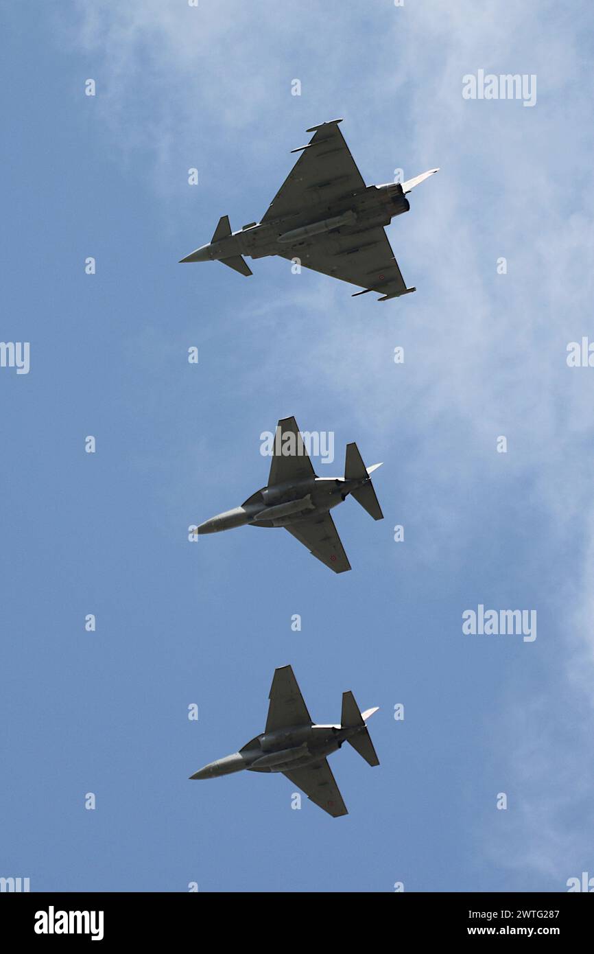 Un trio d'avions de l'armée de l'air italienne survolent la RAF Fairford dans le Gloucestershire, en Angleterre, peu de temps avant d'arriver pour participer au Royal International Air Tattoo 2023. Le trio était composé de deux Leonardo T-346A Masters (CSX55223 et MM55224) et d'un Eurofighter F-2000A Typhoon (CSX7352). Banque D'Images