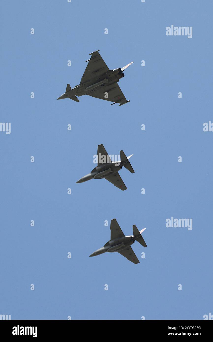 Un trio d'avions de l'armée de l'air italienne survolent la RAF Fairford dans le Gloucestershire, en Angleterre, peu de temps avant d'arriver pour participer au Royal International Air Tattoo 2023. Le trio était composé de deux Leonardo T-346A Masters (CSX55223 et MM55224) et d'un Eurofighter F-2000A Typhoon (CSX7352). Banque D'Images