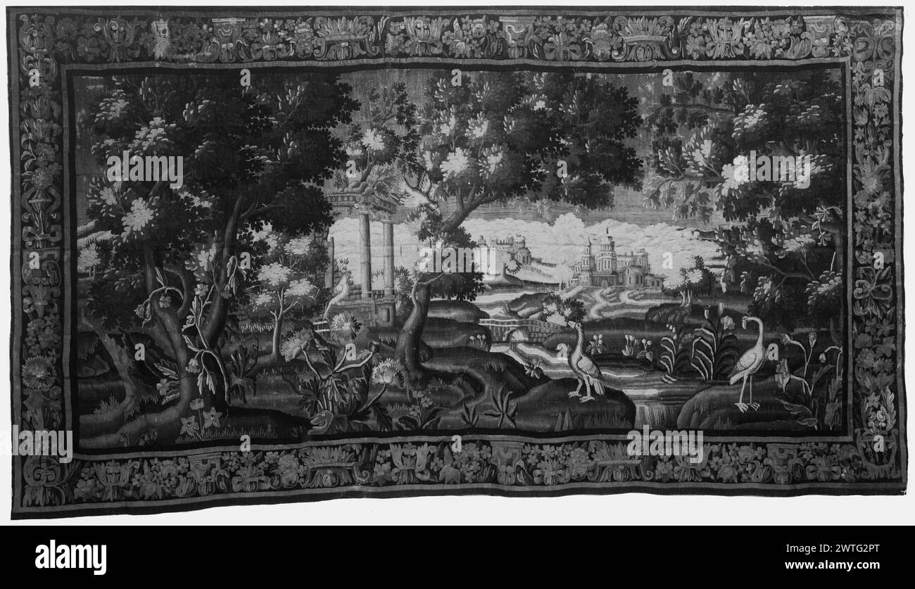 Oiseaux et ruine classique. Inconnu c. 1700-1720 matériaux / techniques de tapisserie : inconnu culture : Centre de tissage français : Aubusson histoire de propriété : Français et Co. Paysage avec 2 oiseaux debout de chaque côté d'une rivière qui coule en premier plan ; ruine classique avec perroquet (l), un autre oiseau volant ; pont sur la rivière menant à un grand bâtiment; bâtiments supplémentaires à distance (BRD) frontière incorporant un schéma floral avec des rubans, des supports et d'autres éléments décoratifs écrit sur la photo verso [GCPA 0209547] : 'tapisserie Barclay' (Soustelle). La bordure droite provient d'une tapisserie différente (Cavallo). Pas de français Banque D'Images