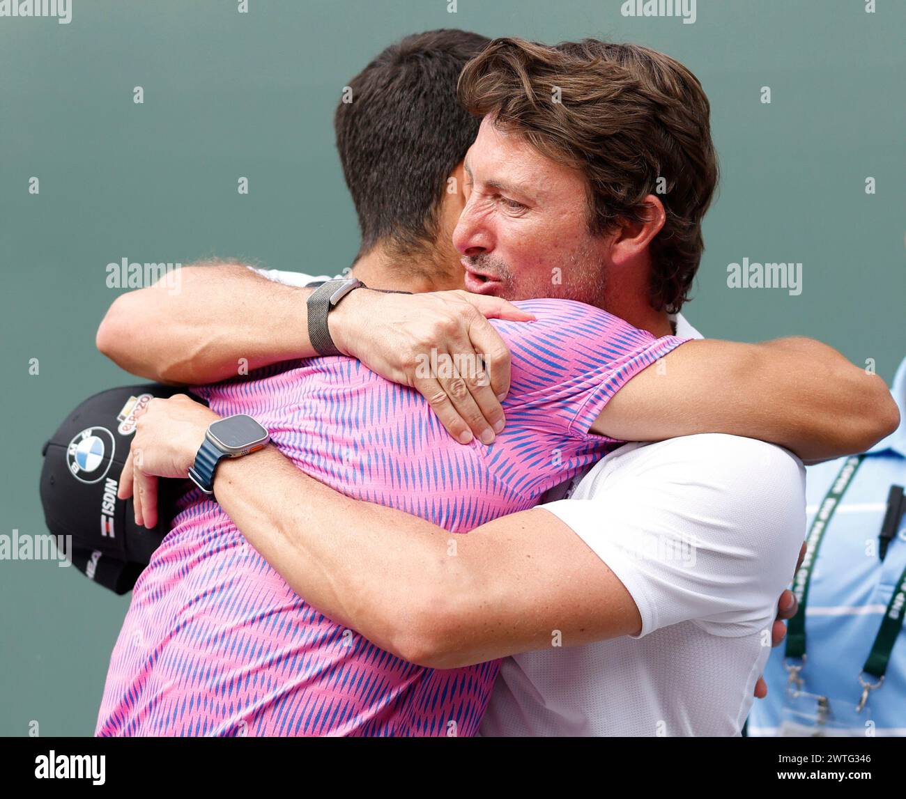 17 mars 2024 Carlos Alcaraz, de l'Espagne, embrasse son entraîneur Juan Carlos Ferrero après sa victoire consécutive contre Daniil Medvedev en finale masculine lors de l'Open BNP Paribas à Indian Wells Tennis Garden, EN CALIFORNIE. Charles Baus/CSM Banque D'Images