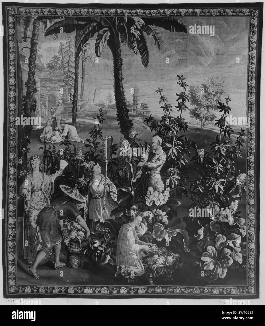 Récolte d'ananas. Vernansal, Guy-Louis (français, 1648-1729) (auteur de design, attr.) [Peintre] Monnoyer, Jean-Baptiste (français, 1636-1699) (auteur du dessin) [peintre] Belin, Jean-Baptiste I (français, 1653-1715) (auteur du dessin) [peintre] c. 1700-1725 Tapestry dimensions : H 10'3' x l 8'10.5' Tapestry matériaux/techniques : culture inconnue : Centre de tissage français : Beauvais propriété histoire : Français & Co. acheté de J. Seligmann sons, reçu le 6/15/1920 (ou le 23/12/1920); vendu à John Wanamaker le 9/4/1923. Dans le paysage avec champ d'ananas, de palmiers et de pins, femme sur l (=impératrice?) Banque D'Images