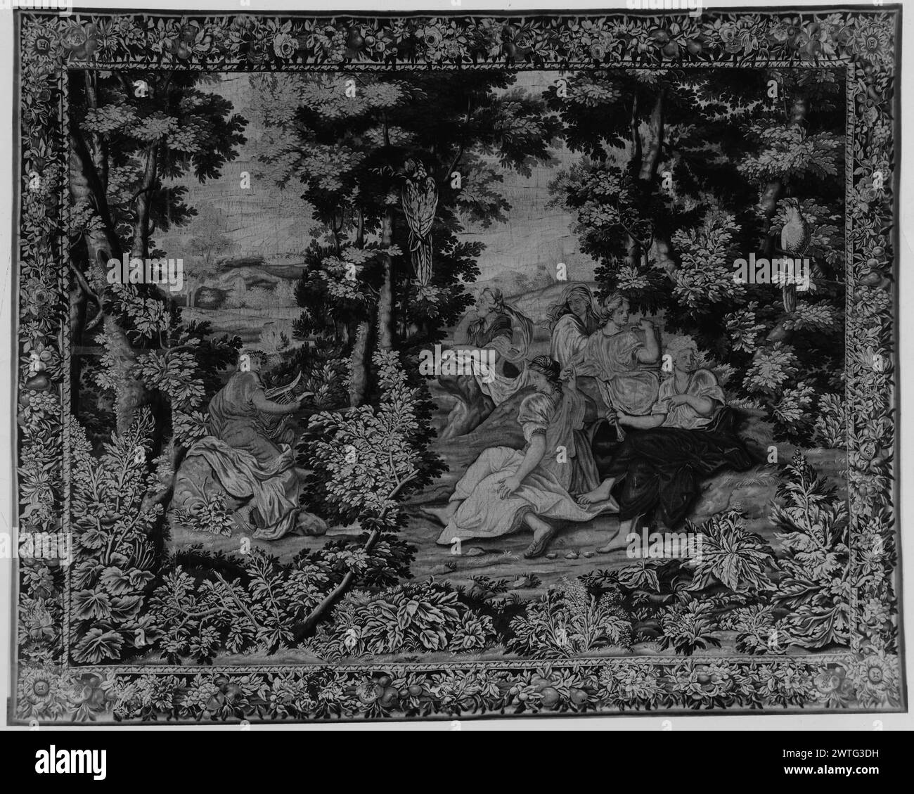 Apollon et Muses. Inconnu c. 1680-170 dimensions de tapisserie : H 9'9' x l 12'4' tapisserie matériaux / techniques : inconnu culture : Centre de tissage français : Beauvais histoire de propriété : Français & Co. Apollon avec lyre et Muses assises dans un cadre boisé avec 2 grands oiseaux exotiques dans les arbres (BRD) guirlande florale No French & Co. feuille de stock dans les archives, nsns Banque D'Images