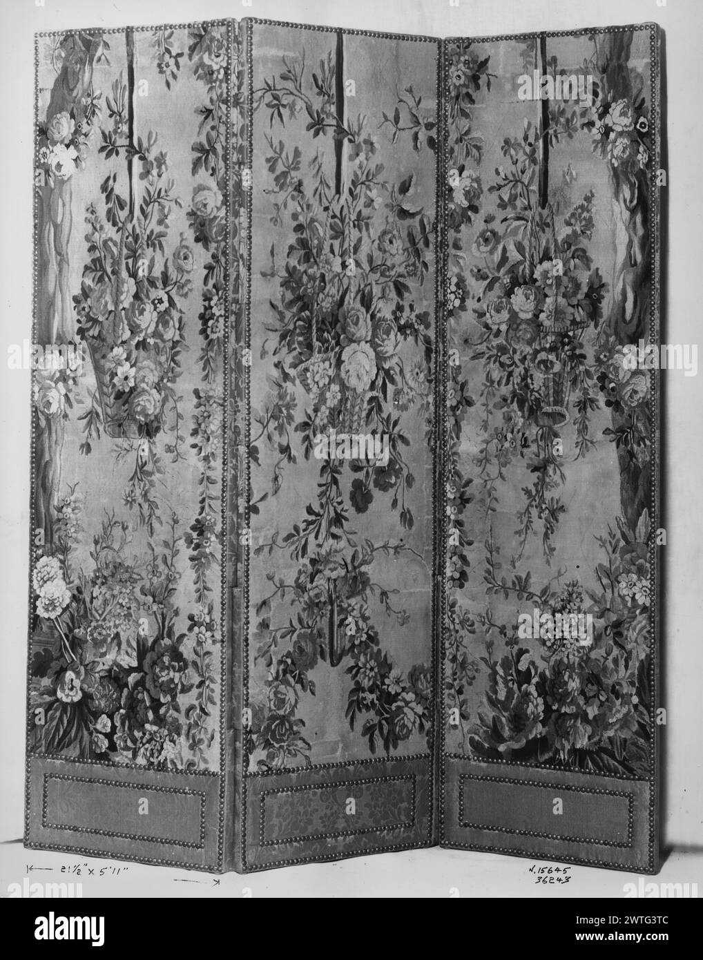 Ecran à trois feuilles avec paniers de fleurs. Unknown c. 1760-1780 tapisserie dimensions : H 5'11' x l 21' tapisserie matériaux/techniques : inconnu culture : Centre de tissage français : Aubusson historique de propriété : Français & Co. acheté de Benjamin Souhami, facturé le 31/1930 ; vendu à MRS Mary Duke Biddle le 10/9/1931. Troncs d'arbres et plantes à fleurs flanquant des paniers de fleurs suspendus au ruban, guirlandes florales traînantes cet objet n'a pas été conçu à l'origine comme panneaux d'écran et les 3 sections peuvent provenir d'une ou plusieurs tentures. French & Co. feuille de stock dans les archives, 36243 Banque D'Images