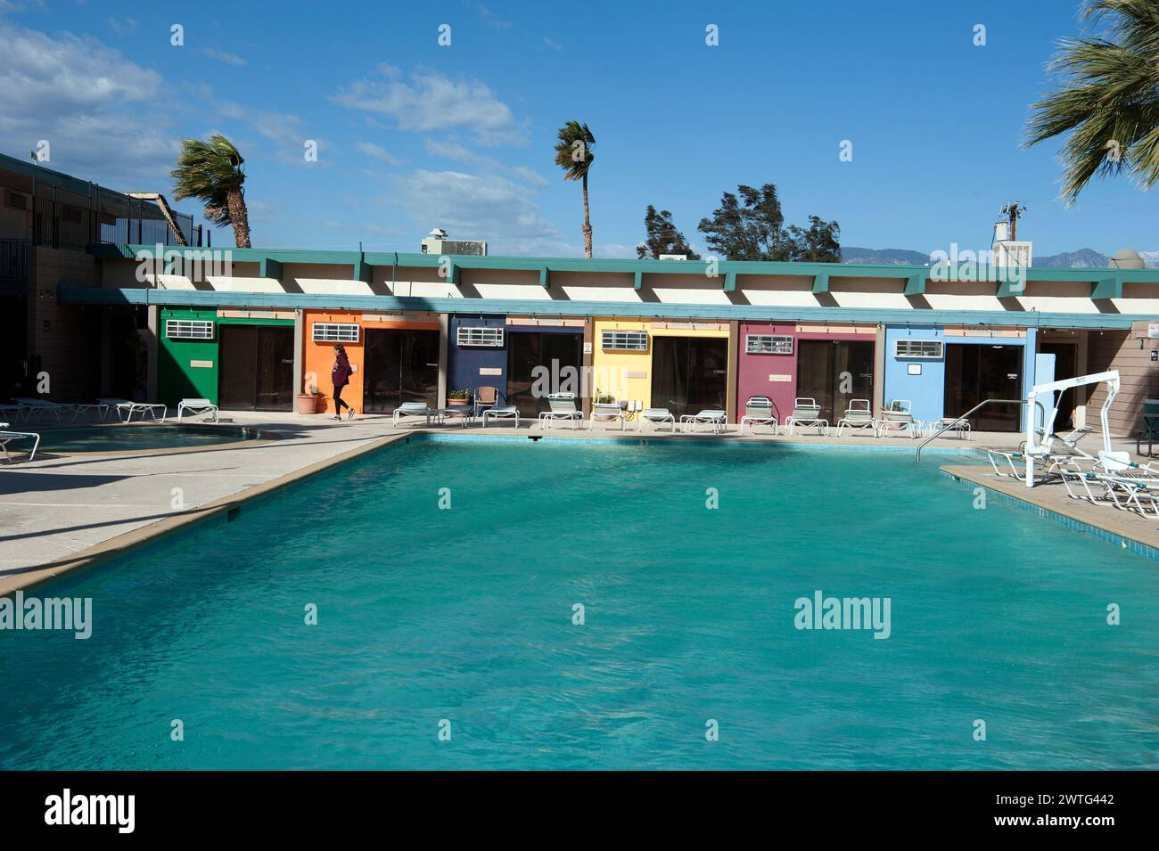 Piscine avec cabines colorées à Desert Hot Springs, Californie, États-Unis Banque D'Images