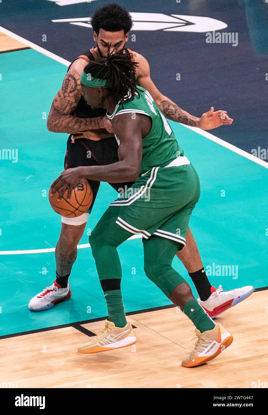 Washington, États-Unis. 17 mars 2024. WASHINGTON, DC - 17 MARS : L'attaquant Justin Champagnie (9 ans) défend contre le gardien des Boston Celtics Jrue Holiday (4 ans) lors d'un match NBA entre les Wizards de Washington et les Celtics de Boston, le 17 mars 2024, au Capital One Arena, à Washington, DC. (Photo de Tony Quinn/SipaUSA) crédit : Sipa USA/Alamy Live News Banque D'Images